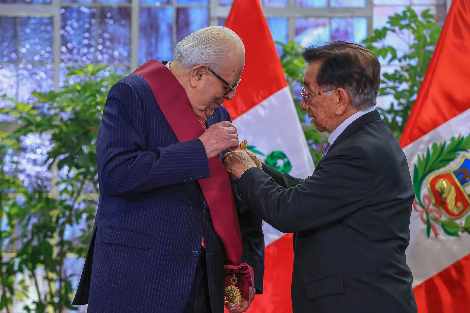 El presidente de la República, José María Balcázar, condecoró al titular del Banco Central de Reserva del Perú, Julio Velarde, con la Orden El Sol del Perú en el grado de Gran Cruz, durante una ceremonia en Palacio de Gobierno en la que destacó su trayectoria y su aporte a la estabilidad económica del país. Foto: ANDINA/Prensa Presidencia.