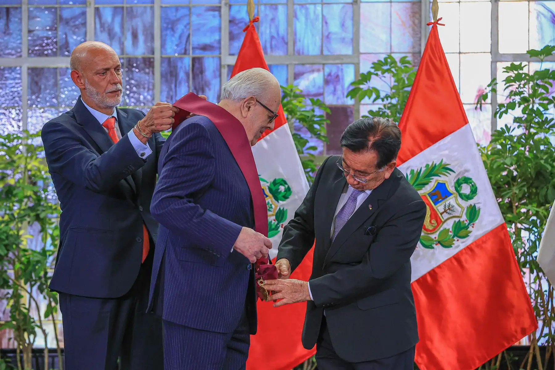 El presidente de la República, José María Balcázar, condecoró al titular del Banco Central de Reserva del Perú, Julio Velarde, con la Orden El Sol del Perú en el grado de Gran Cruz, durante una ceremonia en Palacio de Gobierno en la que destacó su trayectoria y su aporte a la estabilidad económica del país. Foto: ANDINA/Prensa Presidencia.
