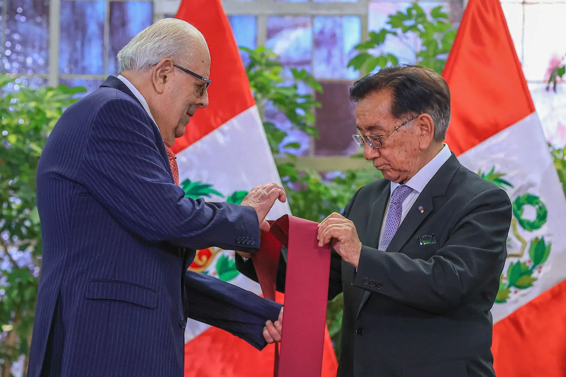 El presidente de la República, José María Balcázar, condecoró al titular del Banco Central de Reserva del Perú, Julio Velarde, con la Orden El Sol del Perú en el grado de Gran Cruz, durante una ceremonia en Palacio de Gobierno en la que destacó su trayectoria y su aporte a la estabilidad económica del país. Foto: ANDINA/Prensa Presidencia.