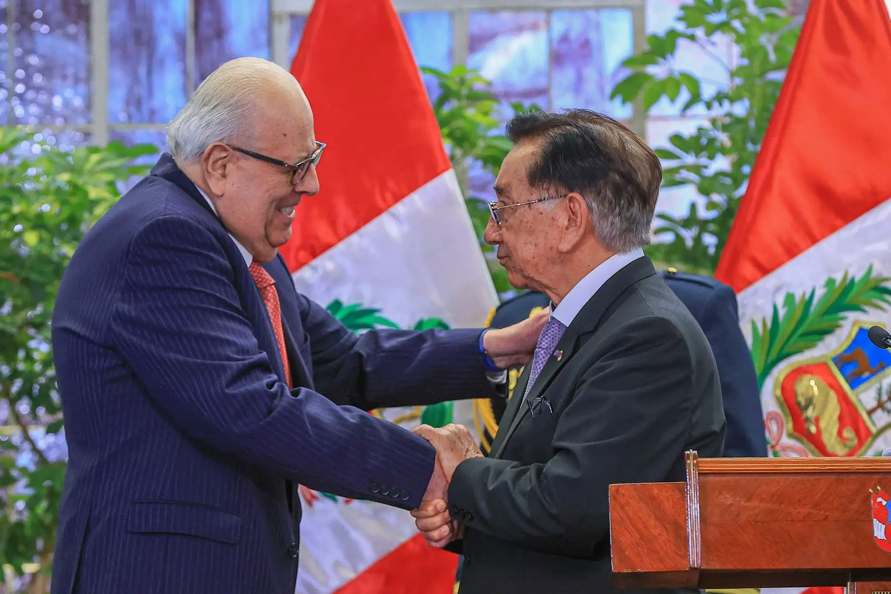 El presidente de la República, José María Balcázar, condecoró al titular del Banco Central de Reserva del Perú, Julio Velarde, con la Orden El Sol del Perú en el grado de Gran Cruz, durante una ceremonia en Palacio de Gobierno en la que destacó su trayectoria y su aporte a la estabilidad económica del país. Foto: ANDINA/Prensa Presidencia.