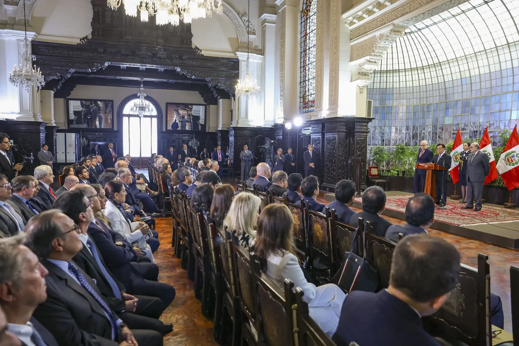 El presidente de la República, José María Balcázar, condecoró al titular del Banco Central de Reserva del Perú, Julio Velarde, con la Orden El Sol del Perú en el grado de Gran Cruz, durante una ceremonia en Palacio de Gobierno en la que destacó su trayectoria y su aporte a la estabilidad económica del país. Foto: ANDINA/Prensa Presidencia.