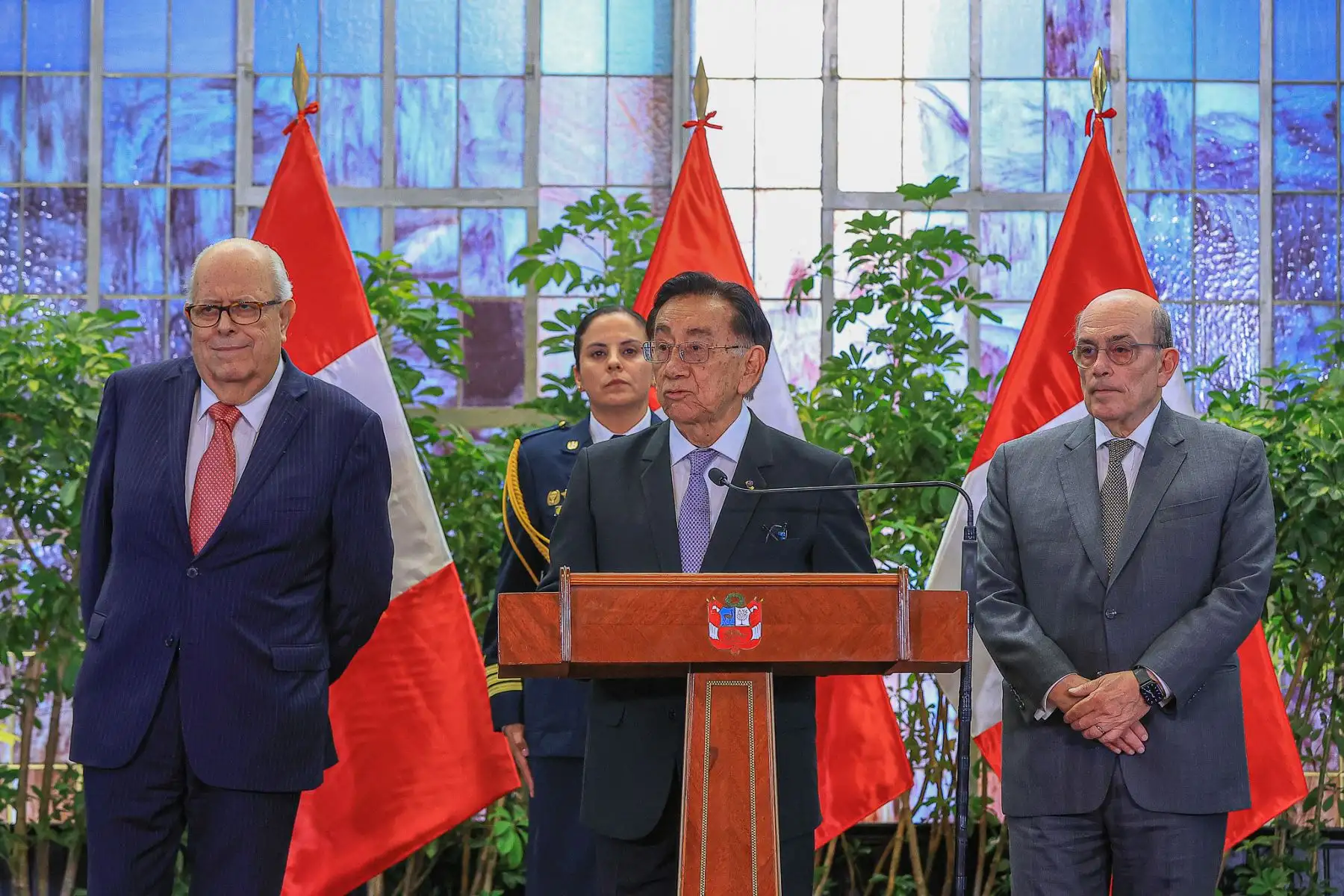 El presidente de la República, José María Balcázar, condecoró al titular del Banco Central de Reserva del Perú, Julio Velarde, con la Orden El Sol del Perú en el grado de Gran Cruz, durante una ceremonia en Palacio de Gobierno en la que destacó su trayectoria y su aporte a la estabilidad económica del país. Foto: ANDINA/Prensa Presidencia.