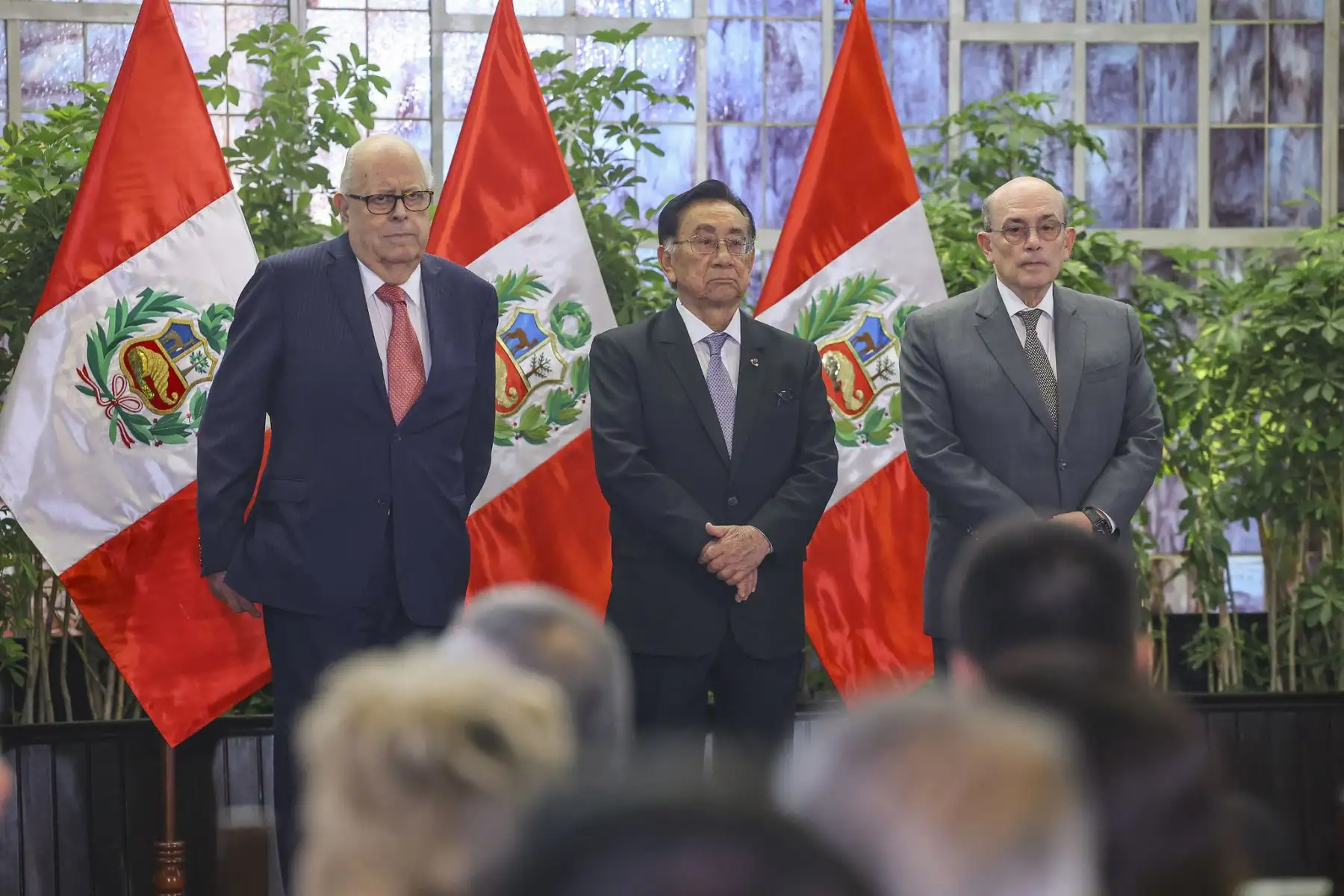 El presidente de la República, José María Balcázar, condecoró al titular del Banco Central de Reserva del Perú, Julio Velarde, con la Orden El Sol del Perú en el grado de Gran Cruz, durante una ceremonia en Palacio de Gobierno en la que destacó su trayectoria y su aporte a la estabilidad económica del país. Foto: ANDINA/Prensa Presidencia.