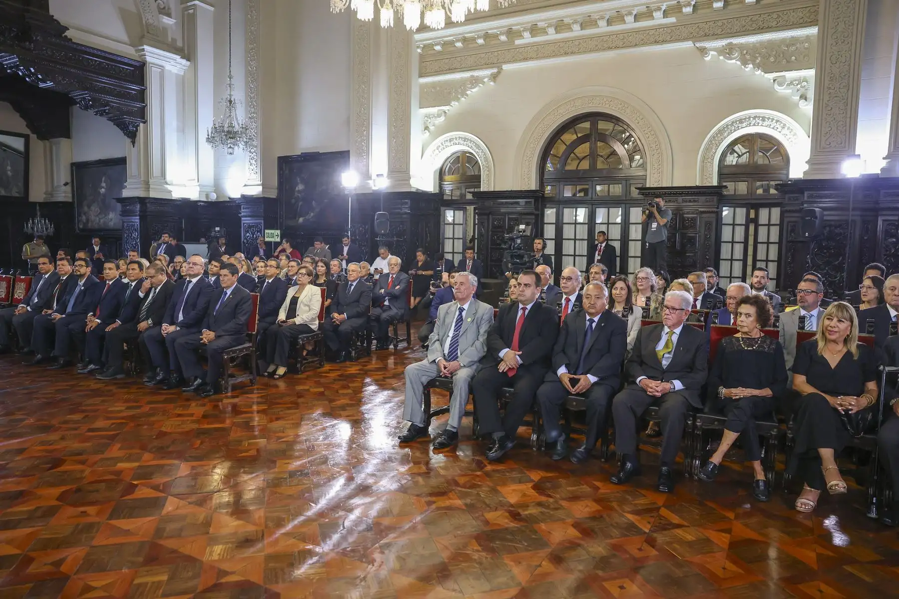 El presidente de la República, José María Balcázar, condecoró al titular del Banco Central de Reserva del Perú, Julio Velarde, con la Orden El Sol del Perú en el grado de Gran Cruz, durante una ceremonia en Palacio de Gobierno en la que destacó su trayectoria y su aporte a la estabilidad económica del país. Foto: ANDINA/Prensa Presidencia.