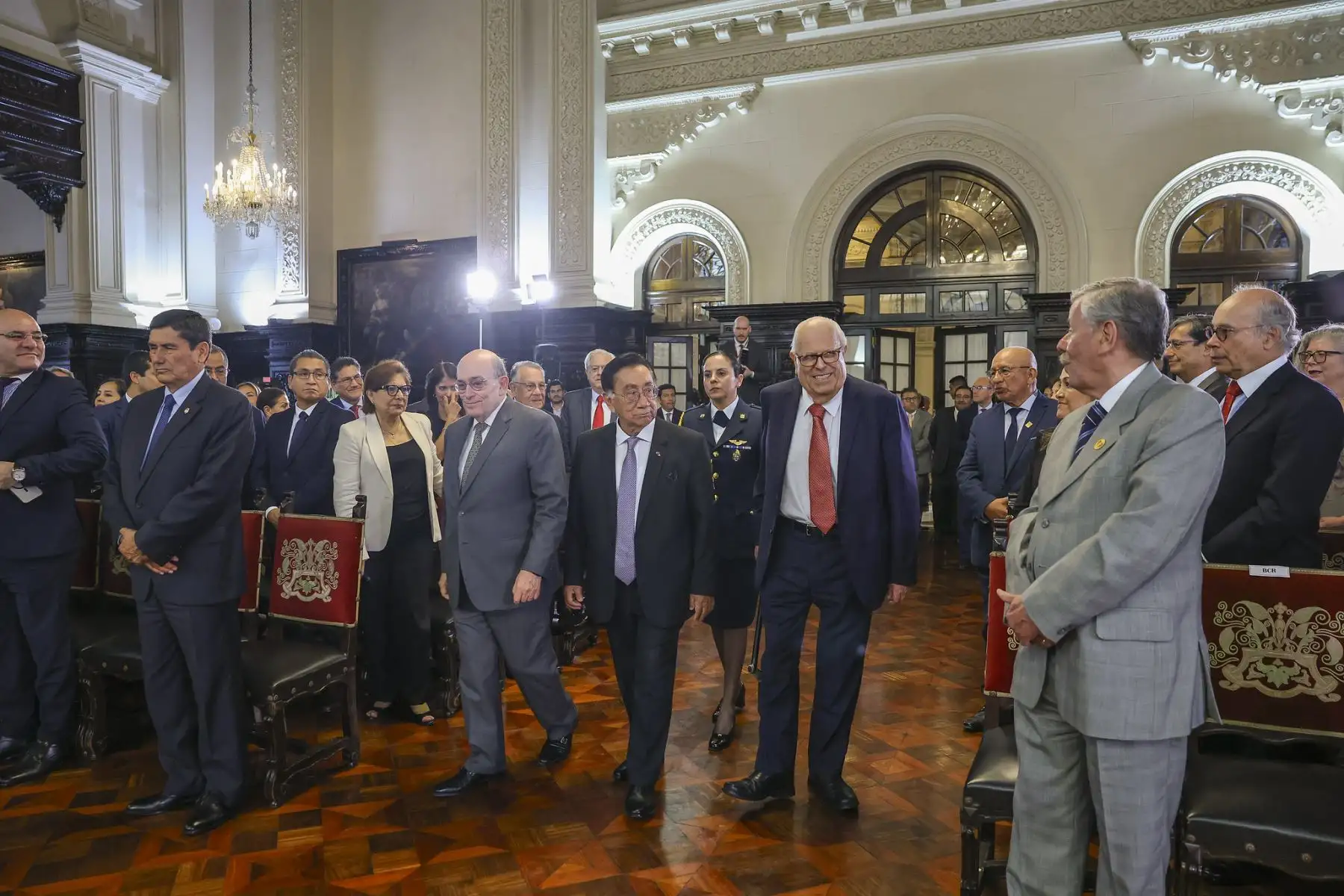 El presidente de la República, José María Balcázar, condecoró al titular del Banco Central de Reserva del Perú, Julio Velarde, con la Orden El Sol del Perú en el grado de Gran Cruz, durante una ceremonia en Palacio de Gobierno en la que destacó su trayectoria y su aporte a la estabilidad económica del país. Foto: ANDINA/Prensa Presidencia.