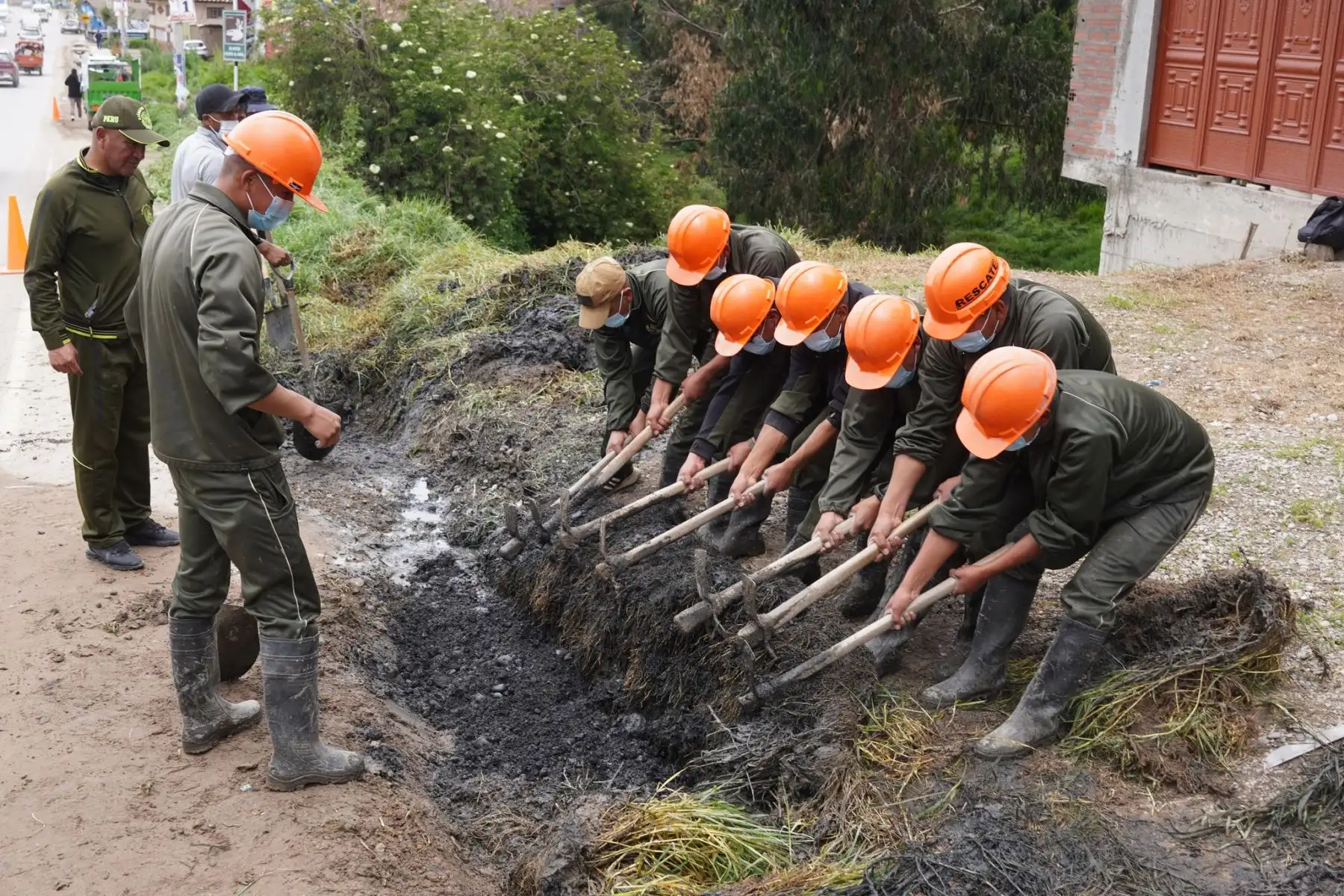 Sector Defensa continúa operaciones de emergencia en ocho regiones afectadas por lluvias