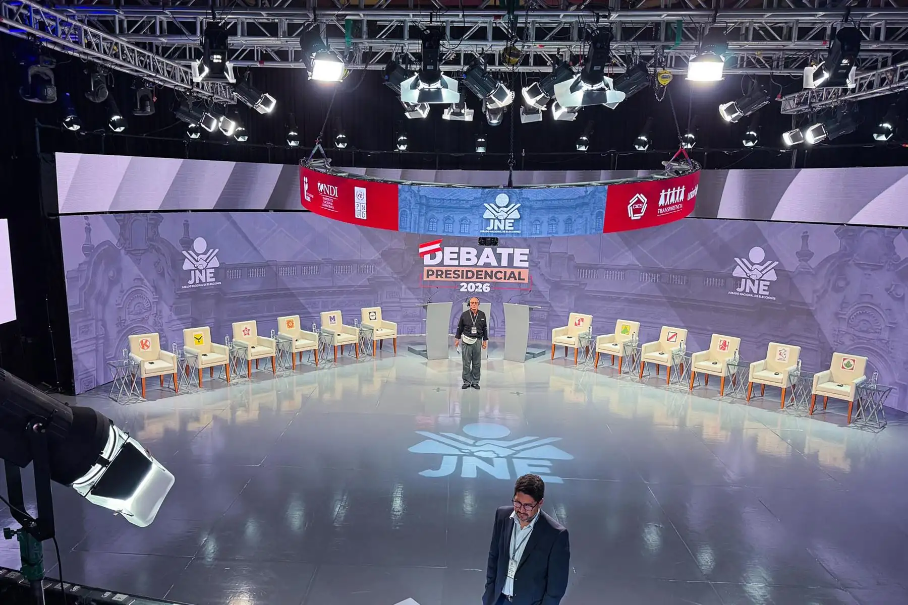Todo queda listo para el inicio del tercer día del debate presidencial, organizado por el Jurado Nacional de Elecciones (JNE), en el Centro de Convenciones de Lima. Foto: ANDINA/Verónica Calderón Zuñiga