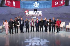 Los 12 candidatos presidenciales posan para la fotografía oficial durante el tercer día del debate presidencial, en el Centro de Convenciones de Lima. Foto: ANDINA/Verónica Calderón Zúñiga
