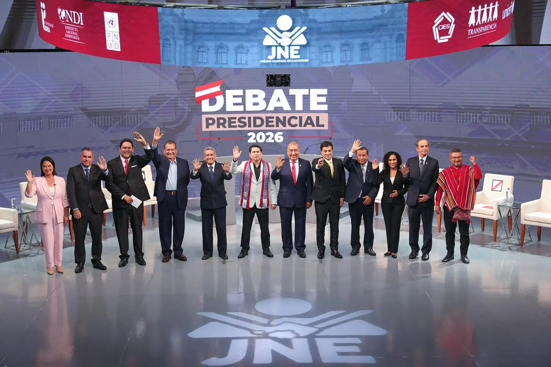 Los 12 candidatos presidenciales posan para la fotografía oficial durante el tercer día del debate presidencial, en el Centro de Convenciones de Lima. Foto: ANDINA/Verónica Calderón Zúñiga
