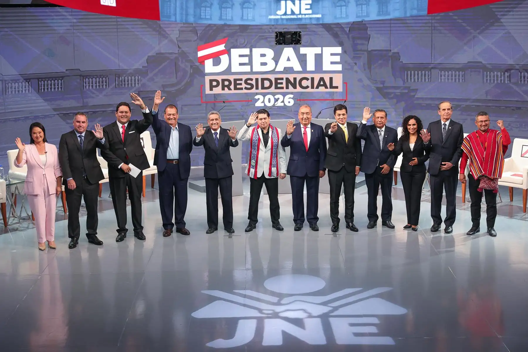 Los 12 candidatos presidenciales posan para la fotografía oficial durante el tercer día del debate presidencial, en el Centro de Convenciones de Lima. Foto: ANDINA/Verónica Calderón Zúñiga