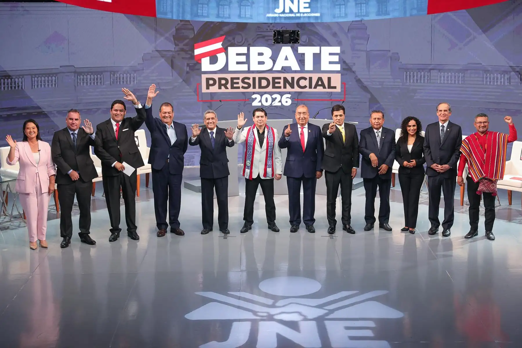 Los 12 candidatos presidenciales posan para la fotografía oficial durante el tercer día del debate presidencial, en el Centro de Convenciones de Lima. Foto: ANDINA/Verónica Calderón Zúñiga