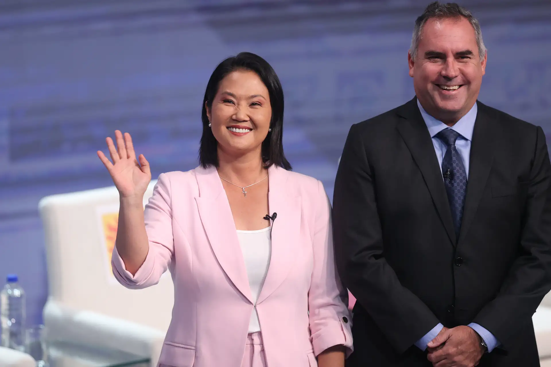 Los candidatos Keiko Fujimori y Rafael Belaunde  posan para la fotografía oficial durante el tercer día del debate presidencial, en el Centro de Convenciones de Lima. Foto: ANDINA/Jhonel Rodríguez Robles