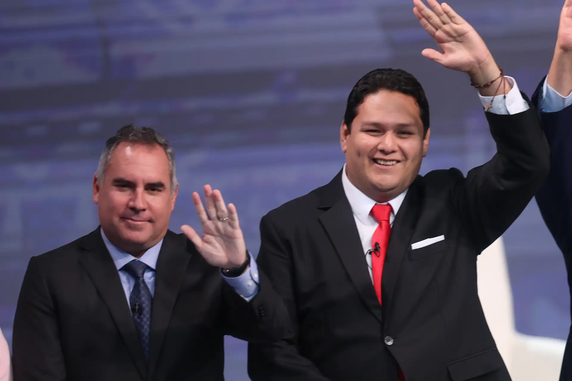 Los candidatos  Rafael Belaunde y Enrique Valderrama posan para la fotografía oficial durante el tercer día del debate presidencial, en el Centro de Convenciones de Lima. Foto: ANDINA/Jhonel Rodríguez Robles