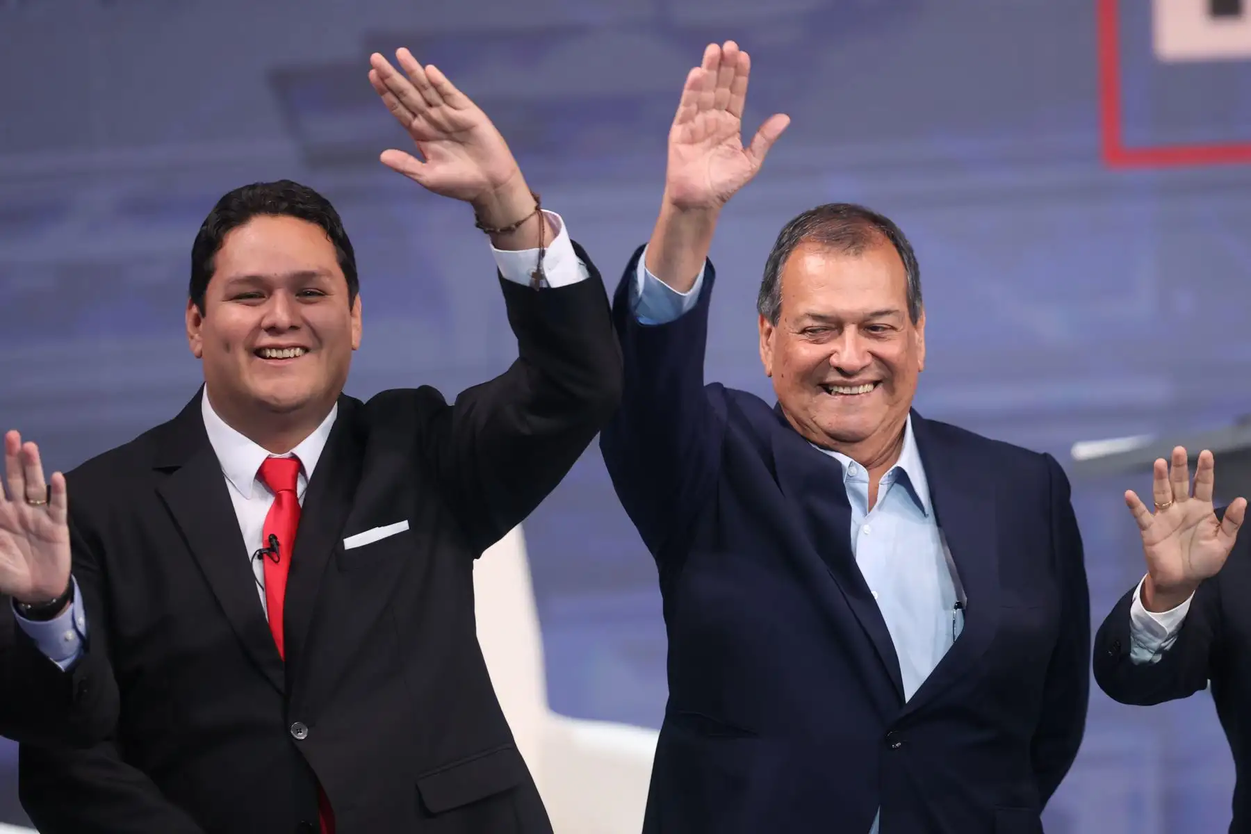 Los candidatos Enrique Valderrama y Jorge Nieto posan para la fotografía oficial durante el tercer día del debate presidencial, en el Centro de Convenciones de Lima. Foto: ANDINA/Jhonel Rodríguez Robles