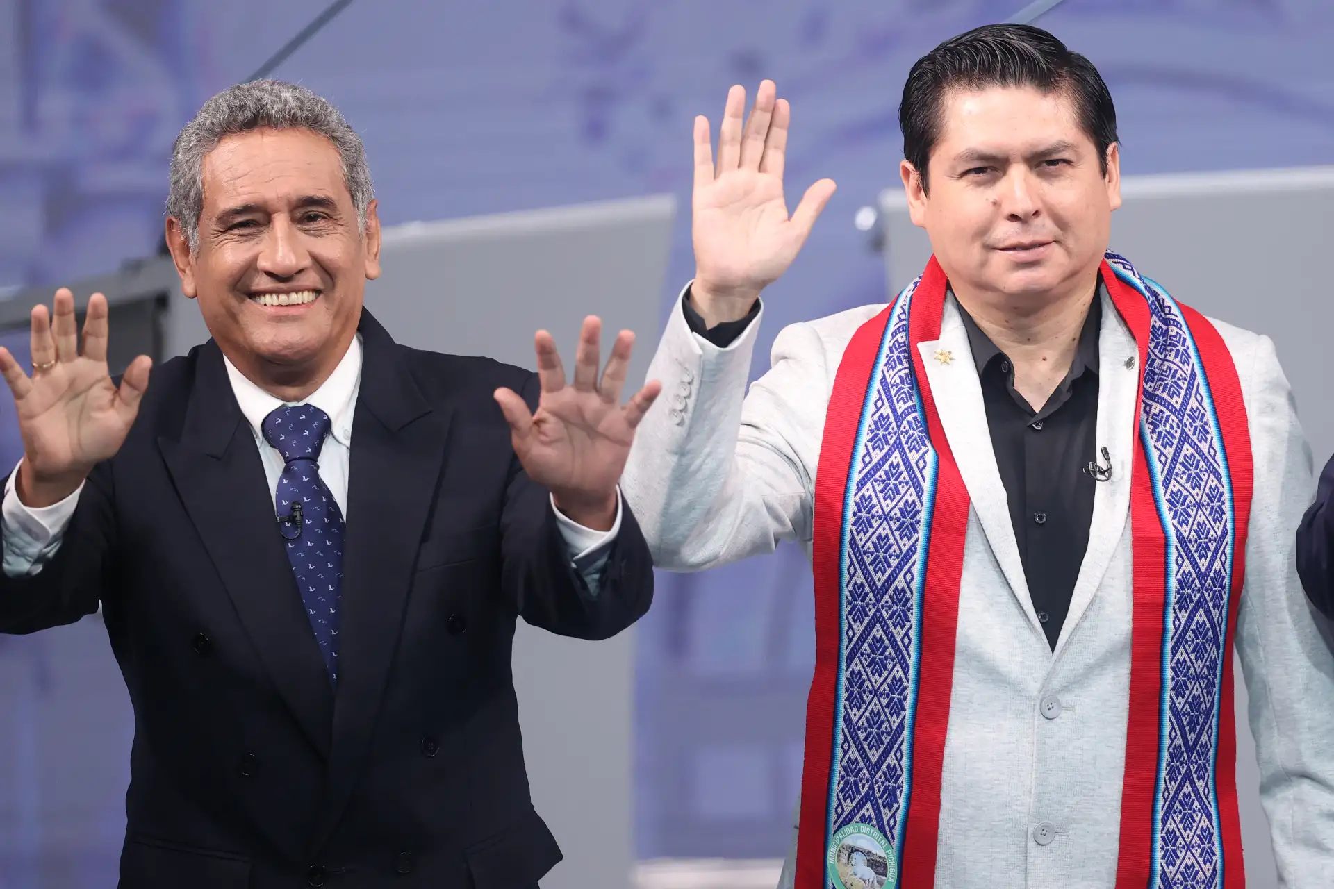 Los candidatos Mesías Guevara y Herbet Caller posan para la fotografía oficial durante el tercer día del debate presidencial, en el Centro de Convenciones de Lima. Foto: ANDINA/Jhonel Rodríguez Robles