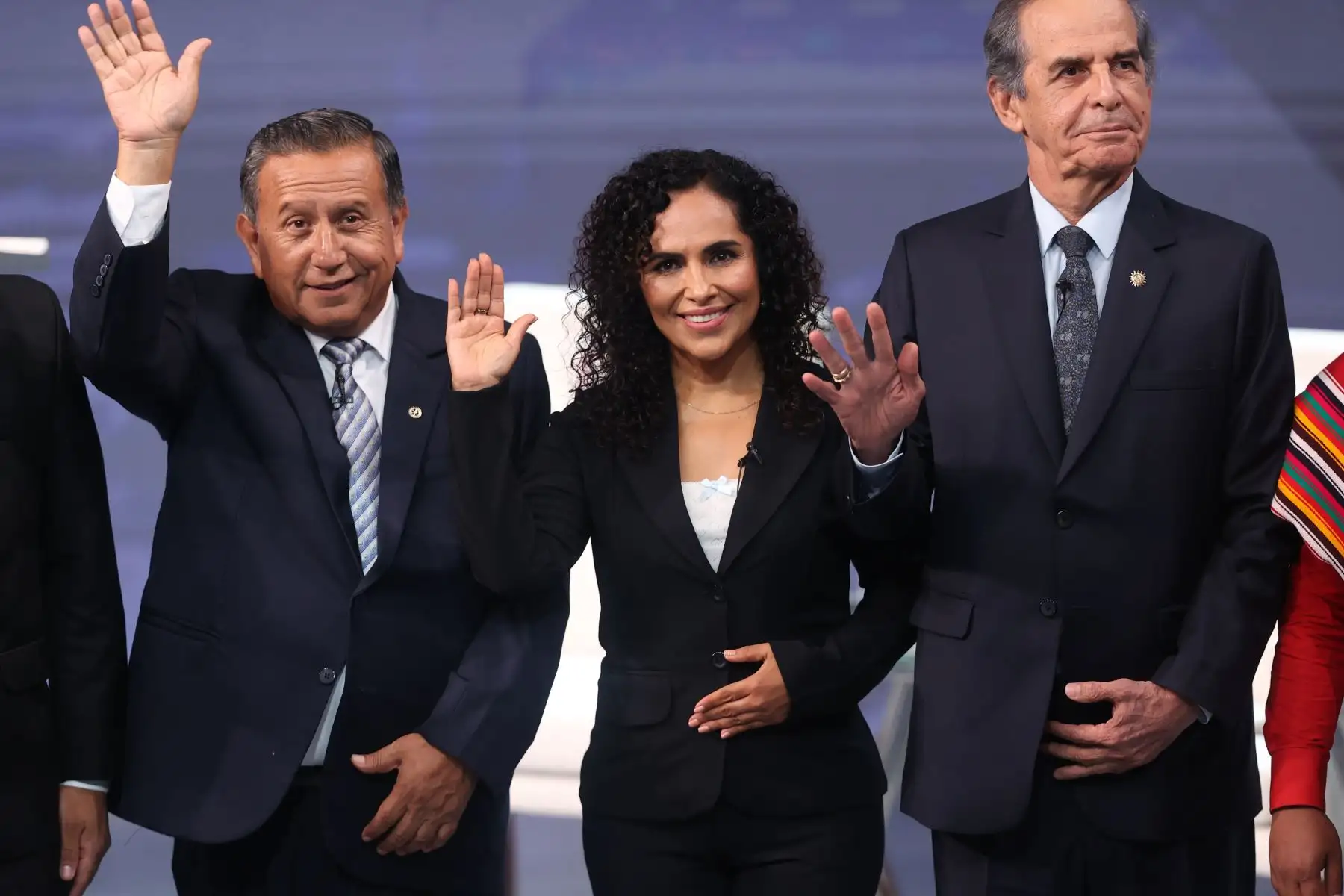 Los candidatos Antonio Ortiz, Rosario Fernández y Roberto Chiabra posan para la fotografía oficial durante el tercer día del debate presidencial, en el Centro de Convenciones de Lima. Foto: ANDINA/Jhonel Rodríguez Robles