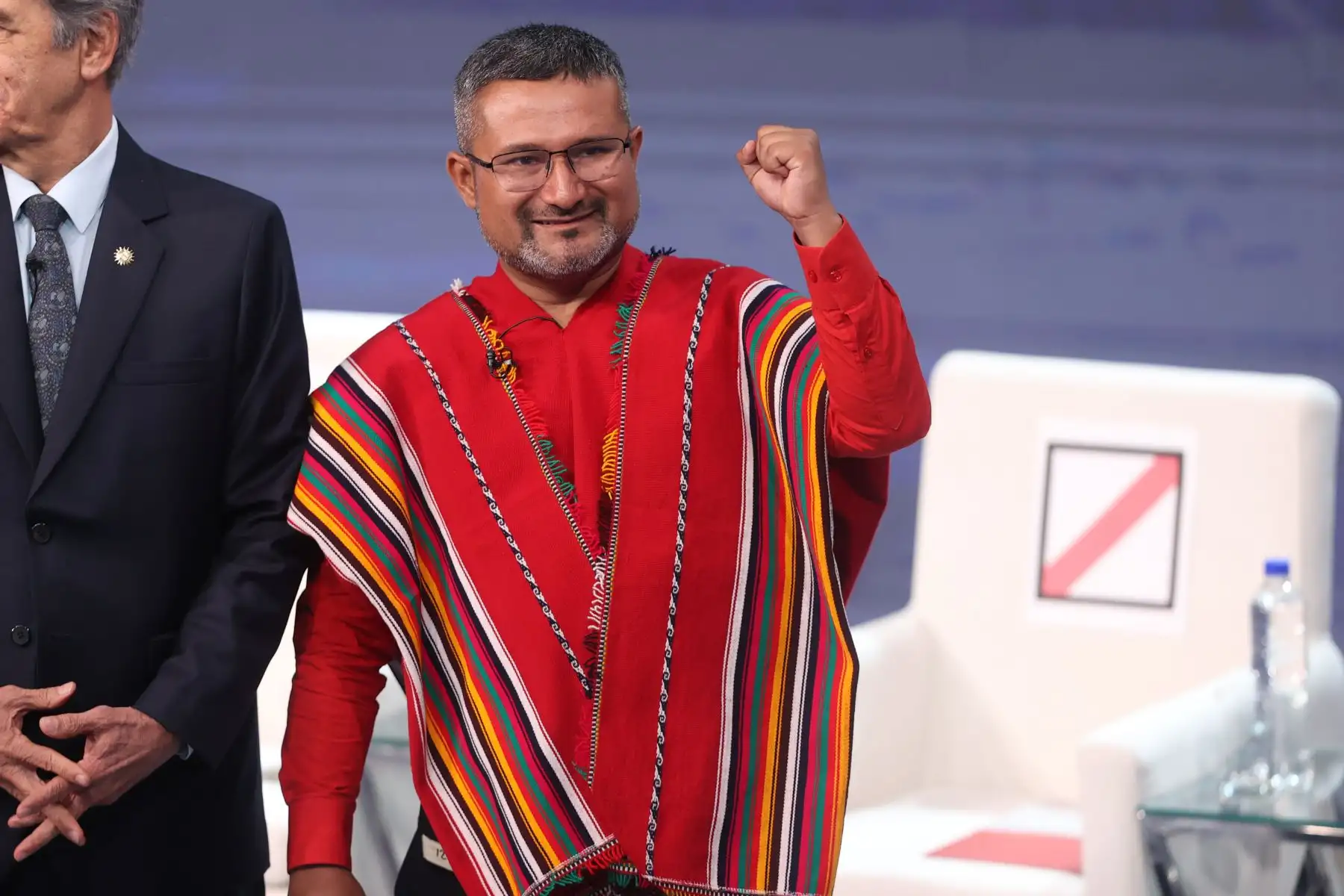 El candidato Ronald Atencio posa para la fotografía oficial durante el tercer día del debate presidencial, en el Centro de Convenciones de Lima. Foto: ANDINA/Jhonel Rodríguez Robles