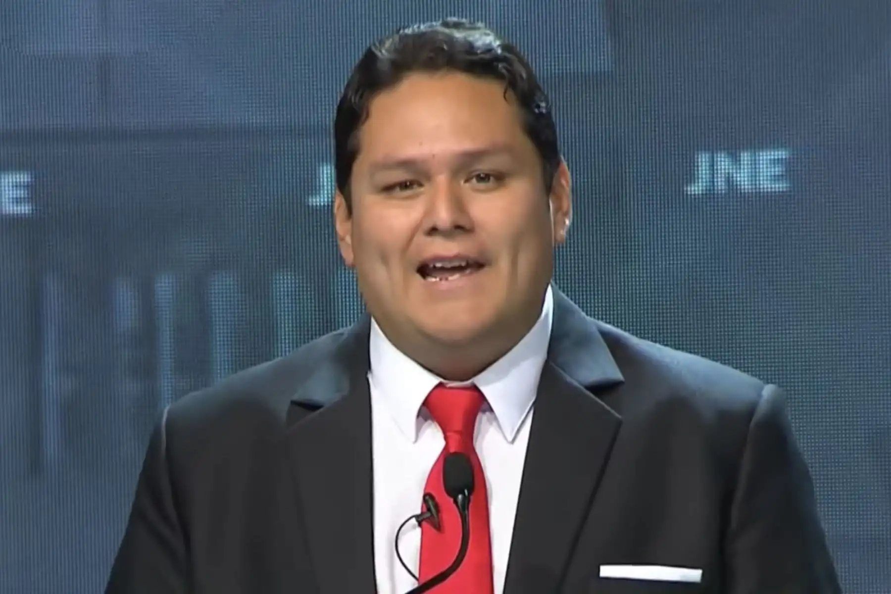 Debate presidencial: Enrique Valderrama propone empleo juvenil y acceso a educación