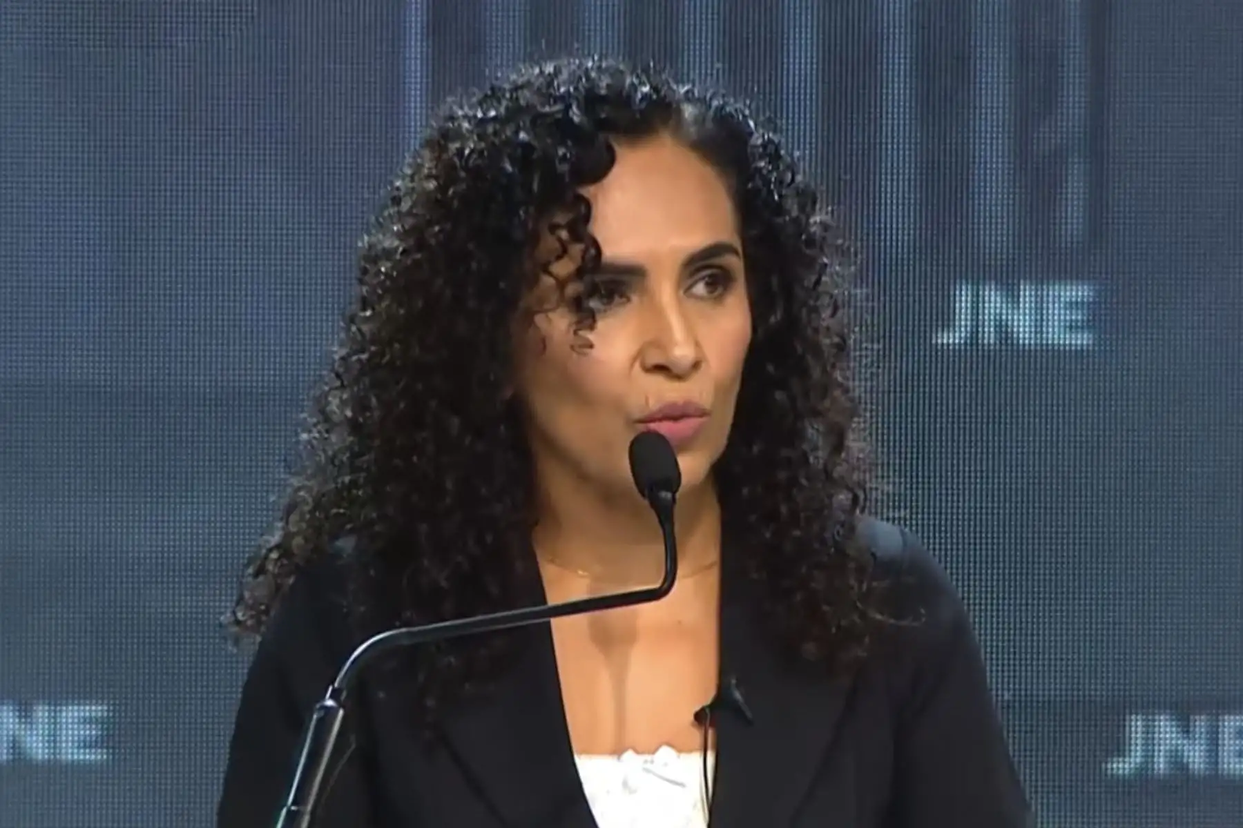 Debate presidencial: Rosario Fernández plantea “militares en las calles”