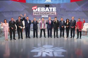 Los 12 candidatos presidenciales posan para la fotografía oficial durante el tercer día del debate presidencial, en el Centro de Convenciones de Lima. Foto: ANDINA/Verónica Calderón Zúñiga