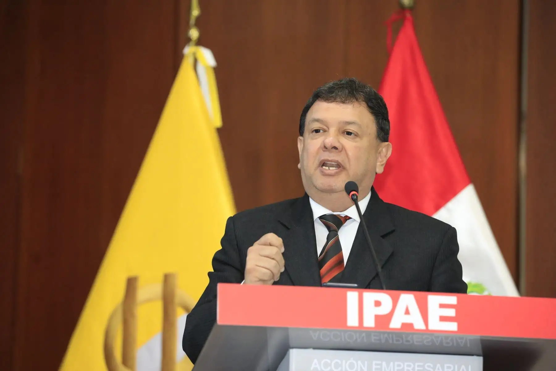 Ministro de Salud plantea reformular residentado y cambiar referencias y contrareferencias