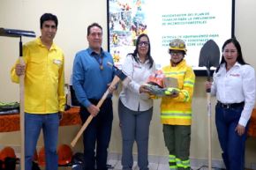 También se entregó indumentaria y equipamiento a combatientes regionales y distritales.