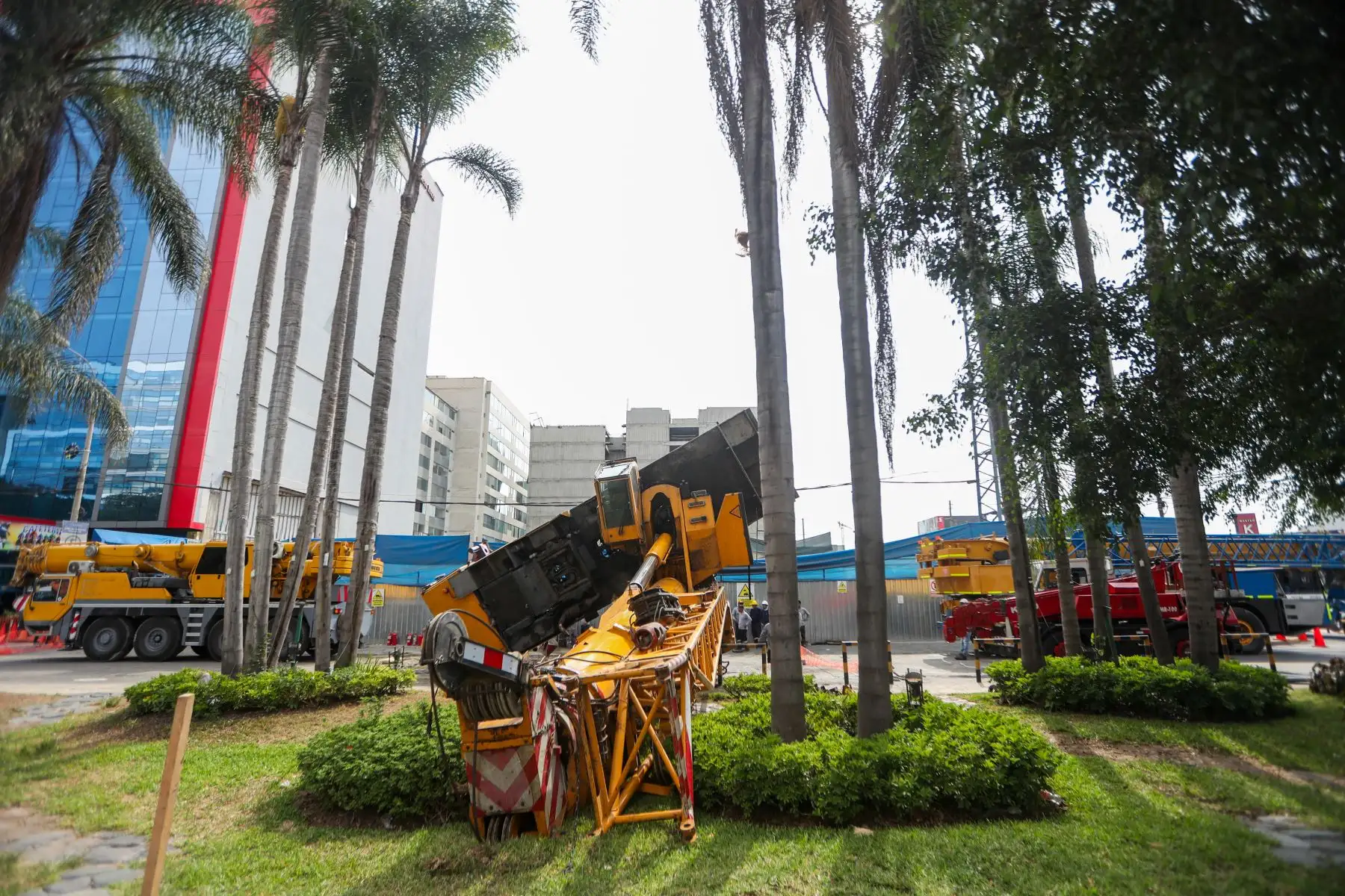 El tránsito vehicular fue parcialmente restringido mientras se ejecutaban las acciones de limpieza y retiro de los escombros. Foto: ANDINA/Ricardo Cuba.