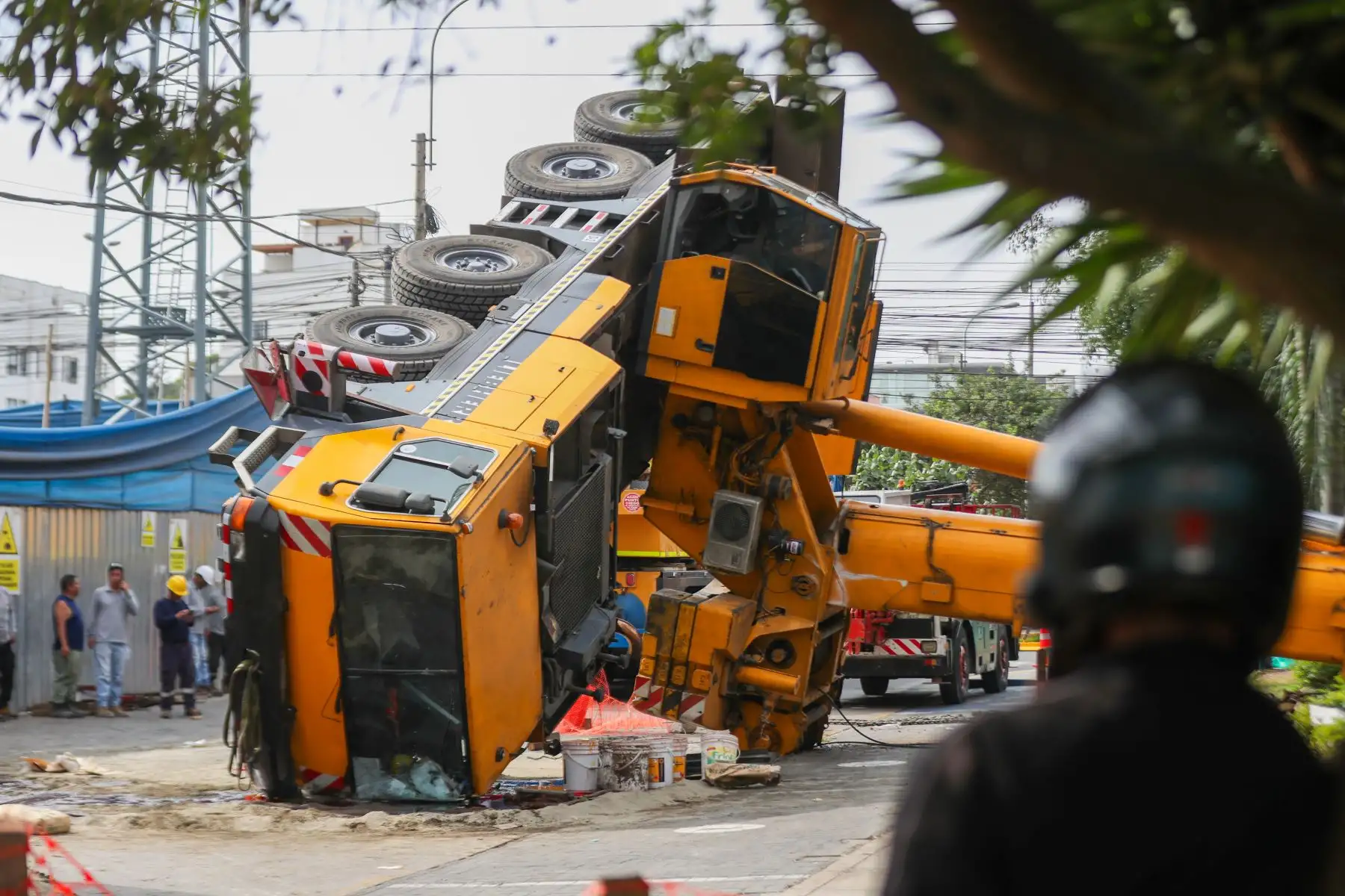 Las labores de retiro de la maquinaria se realizaron con apoyo de equipos especializados para liberar la vía afectada. Foto: ANDINA/Ricardo Cuba.