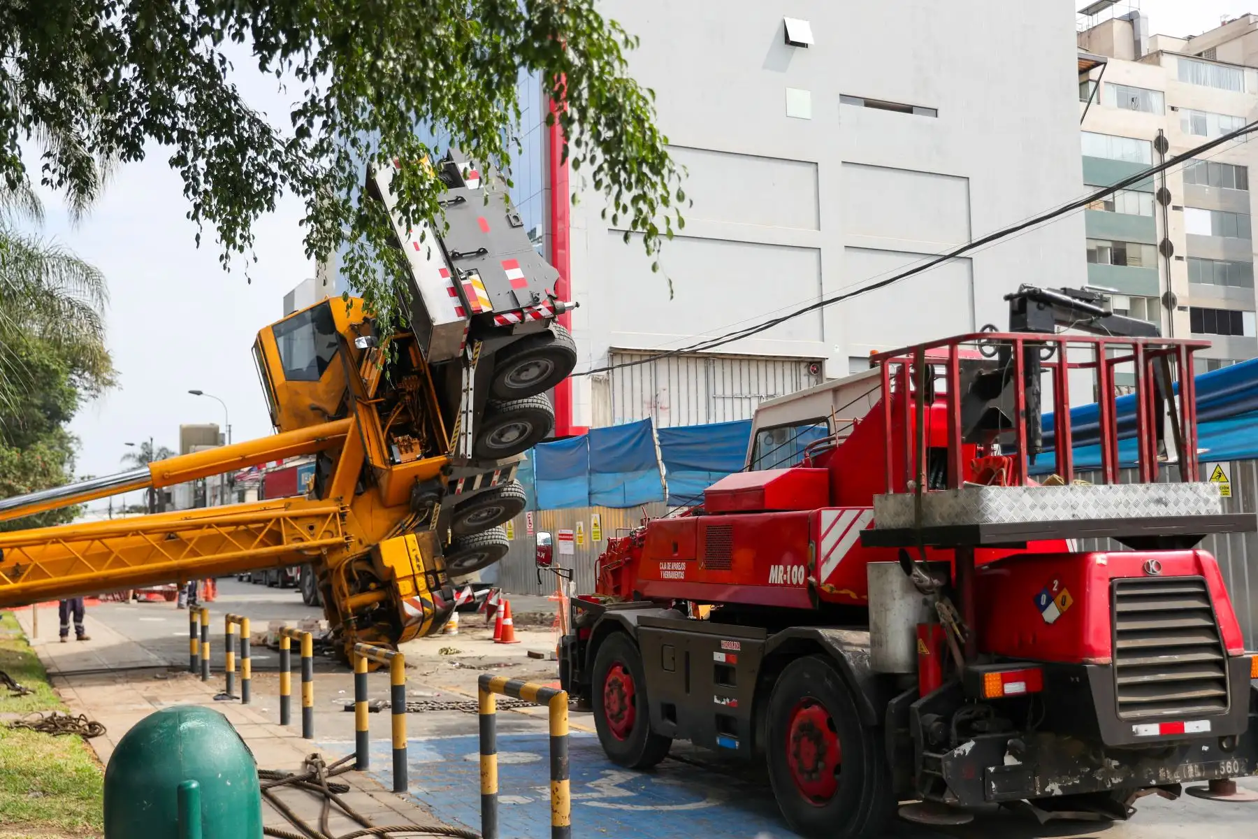 El accidente no dejó personas heridas, aunque generó preocupación entre los residentes por el impacto del desplome de la grúa. Foto: ANDINA/Ricardo Cuba.