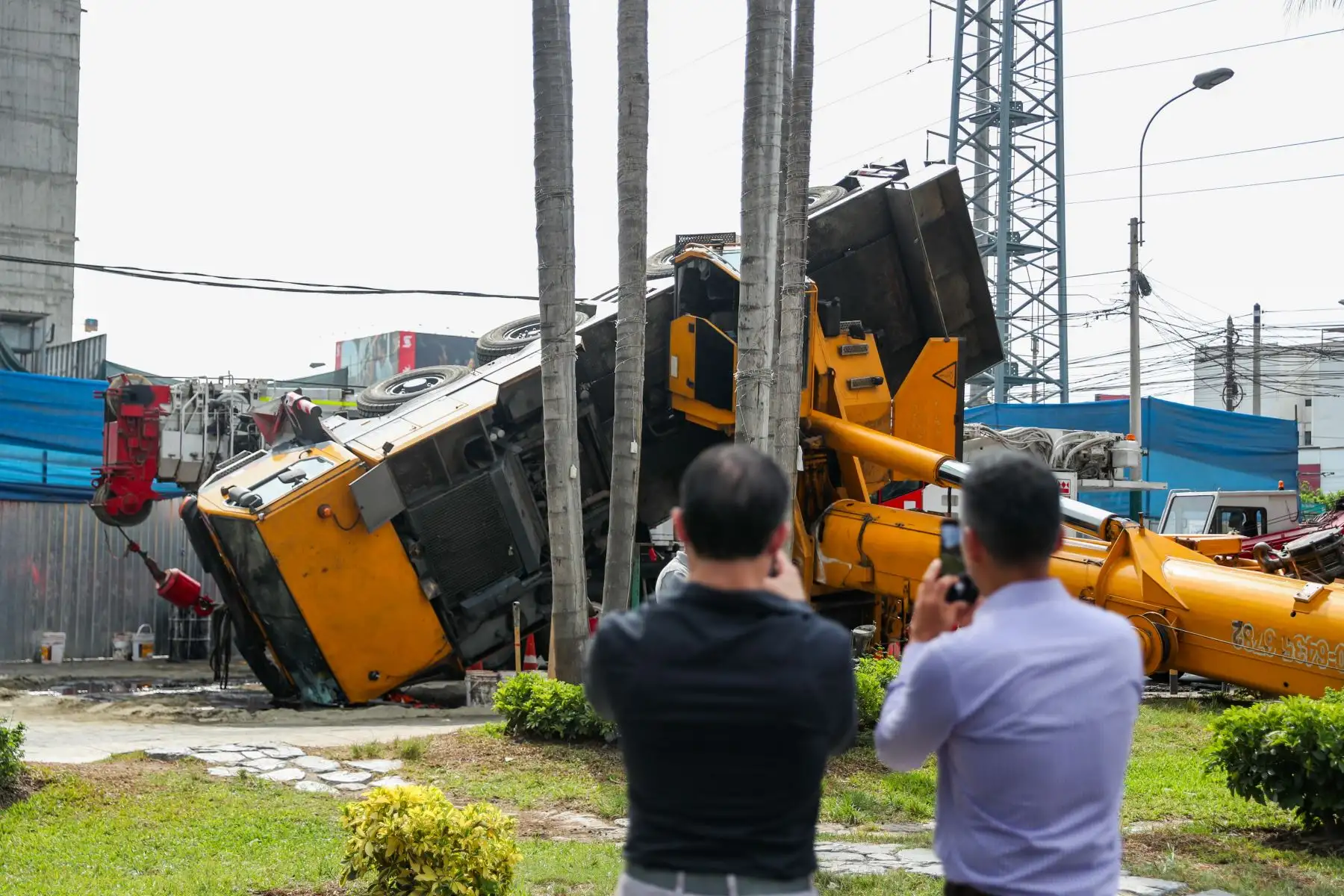 Vecinos de la zona observaron el despliegue de unidades de emergencia tras el incidente ocurrido en una vía del distrito de Surco. Foto: ANDINA/Ricardo Cuba.