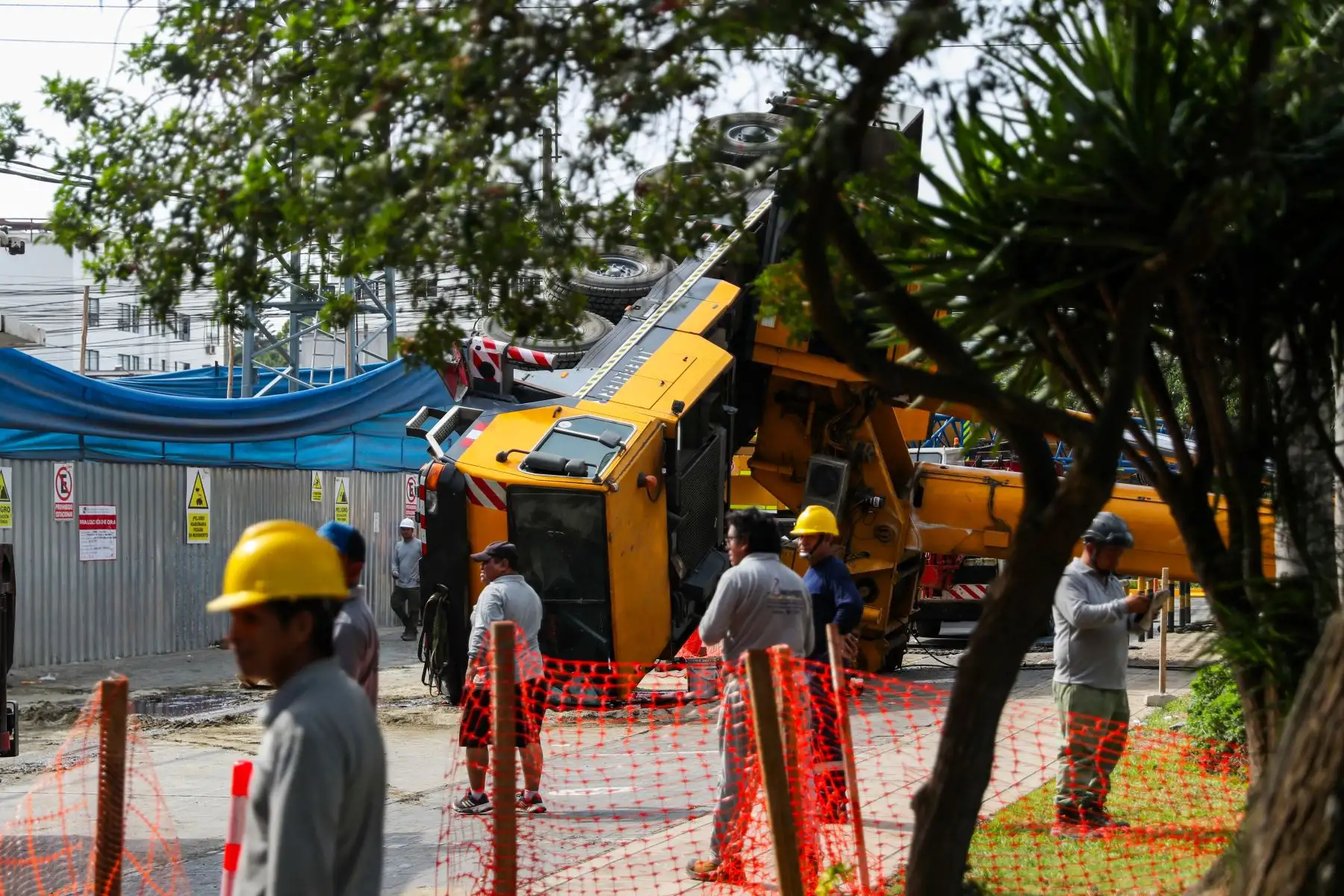 La maquinaria pesada quedó extendida sobre la pista tras el accidente, ocasionando daños materiales en los vehículos afectados. Foto: ANDINA/Ricardo Cuba.