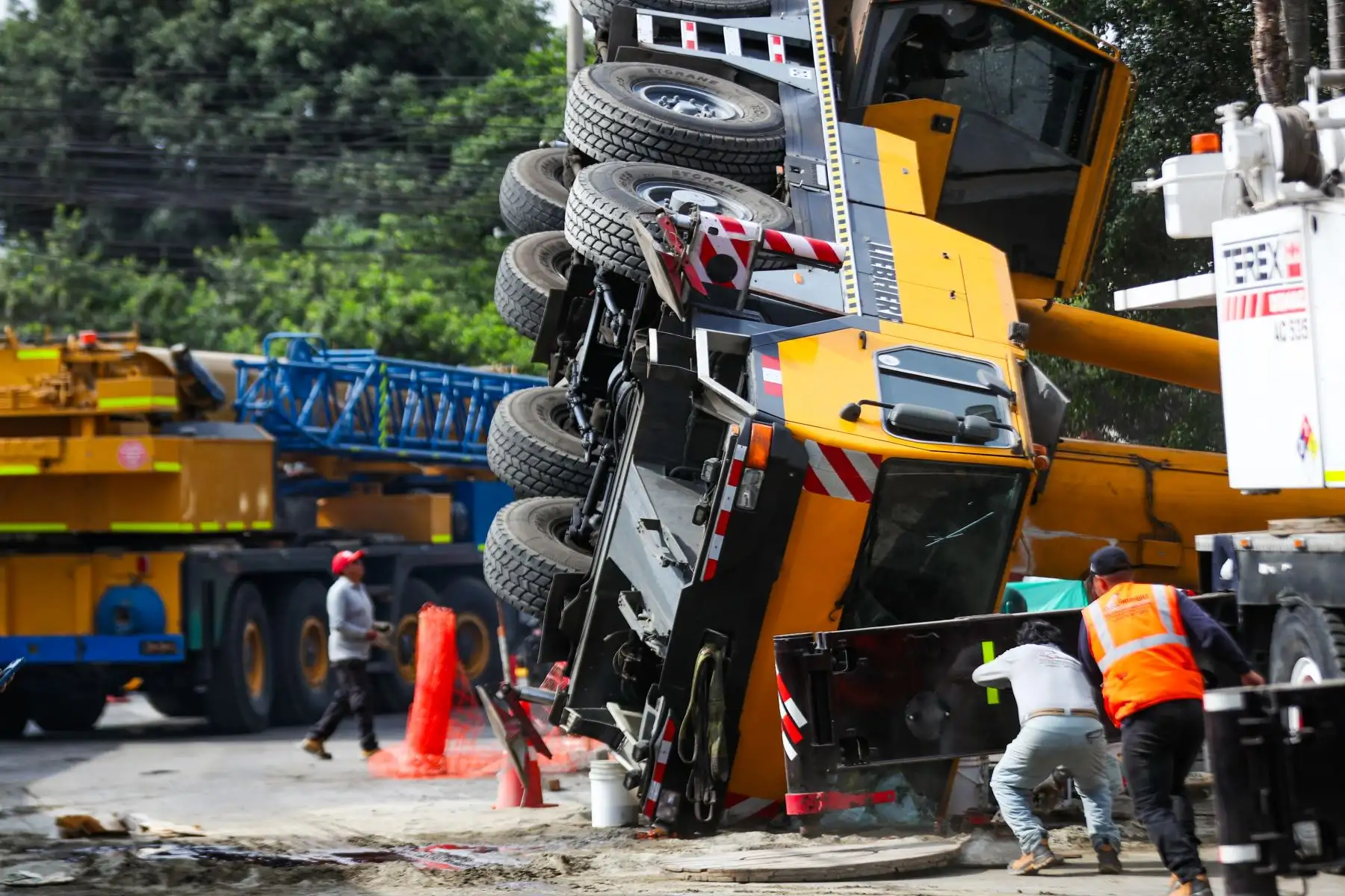 Equipos de emergencia realizaron inspecciones en el lugar para determinar las causas del colapso de la estructura metálica. Foto: ANDINA/Ricardo Cuba.