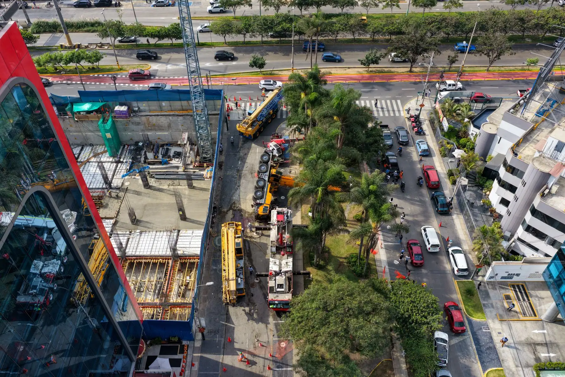 Agentes de la Policía Nacional resguardaron la zona del accidente mientras se realizaban las labores de evaluación de los daños. Foto: ANDINA/Ricardo Cuba.