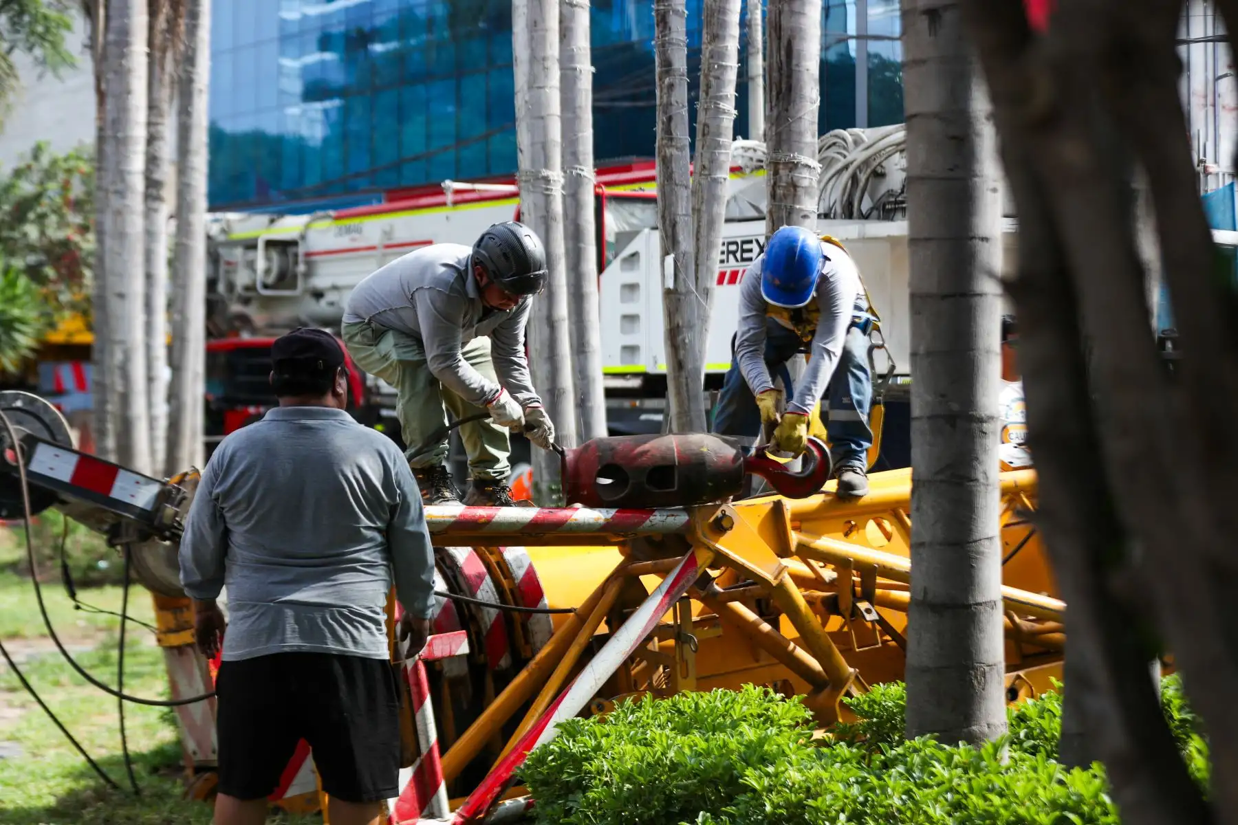 Personal del Cuerpo General de Bomberos acudió al lugar para atender la emergencia y asegurar el área afectada tras el colapso de la grúa. Foto: ANDINA/Ricardo Cuba.