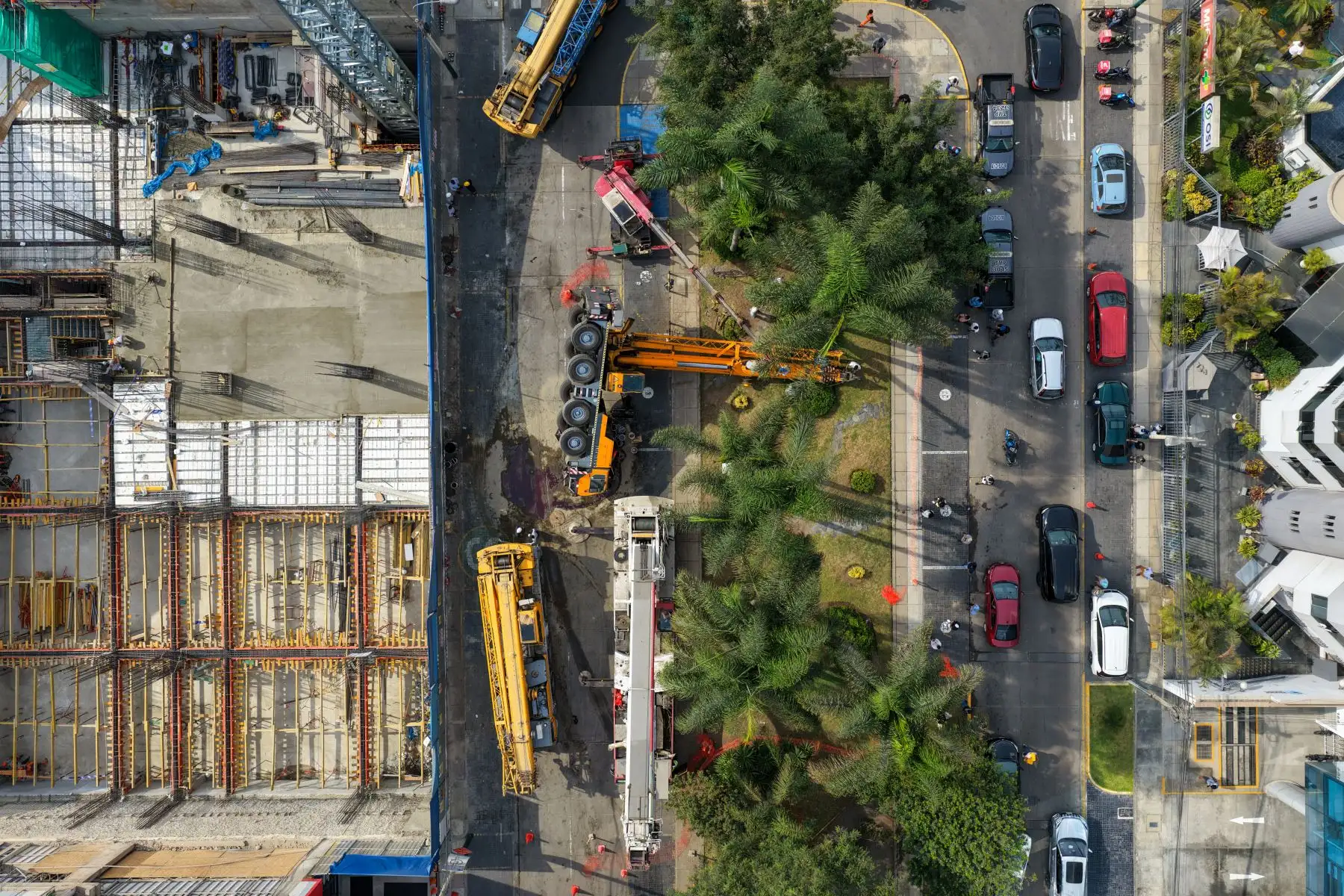 Dos automóviles y una motocicleta resultaron dañados tras el desplome de la maquinaria pesada, que quedó tendida sobre la pista. Foto: ANDINA/Ricardo Cuba.