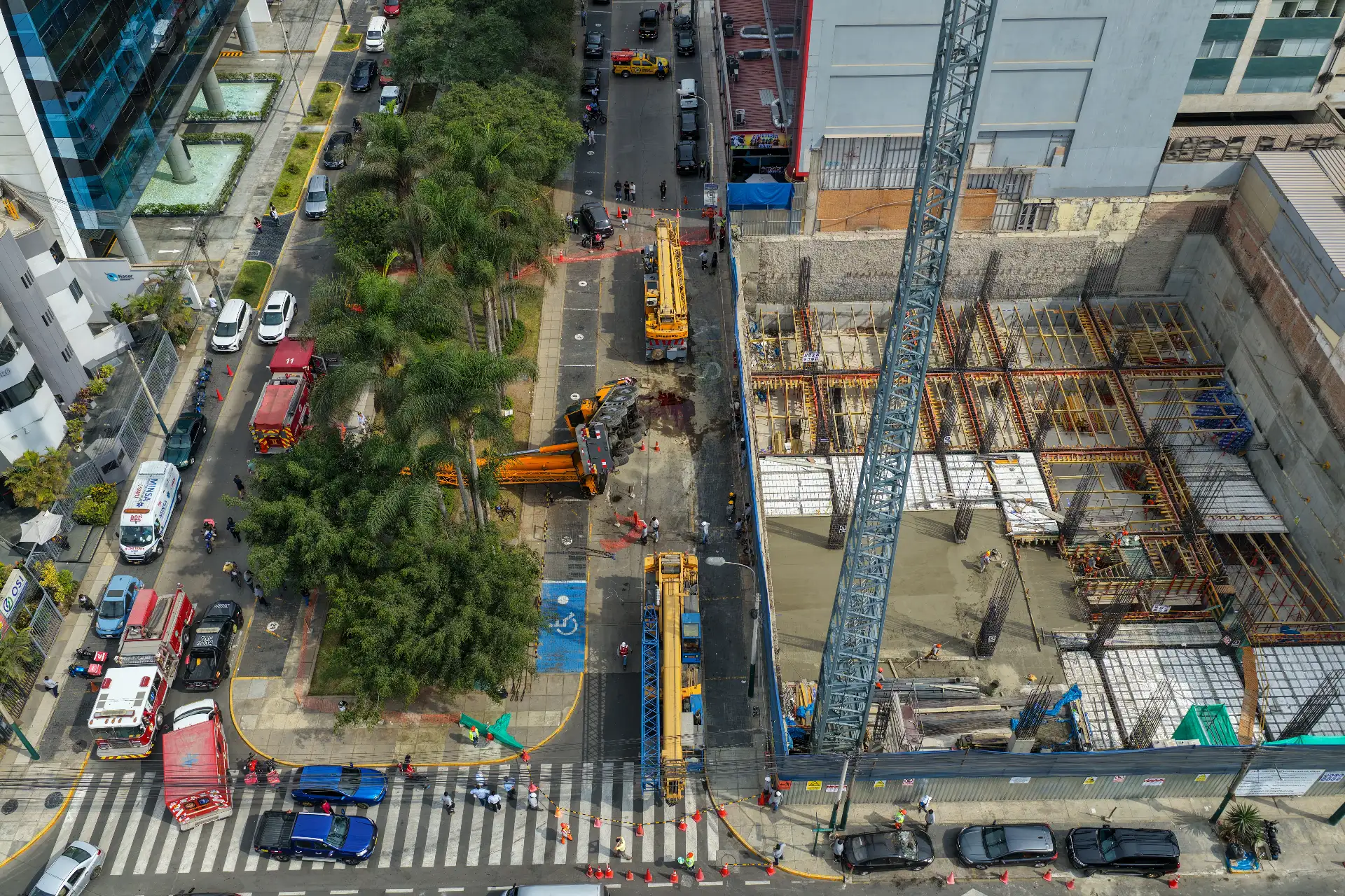 La grúa de construcción cayó sobre la vía pública en el distrito de Santiago de Surco, afectando vehículos que se encontraban estacionados en la zona al momento del incidente. Foto: ANDINA/Ricardo Cuba.
