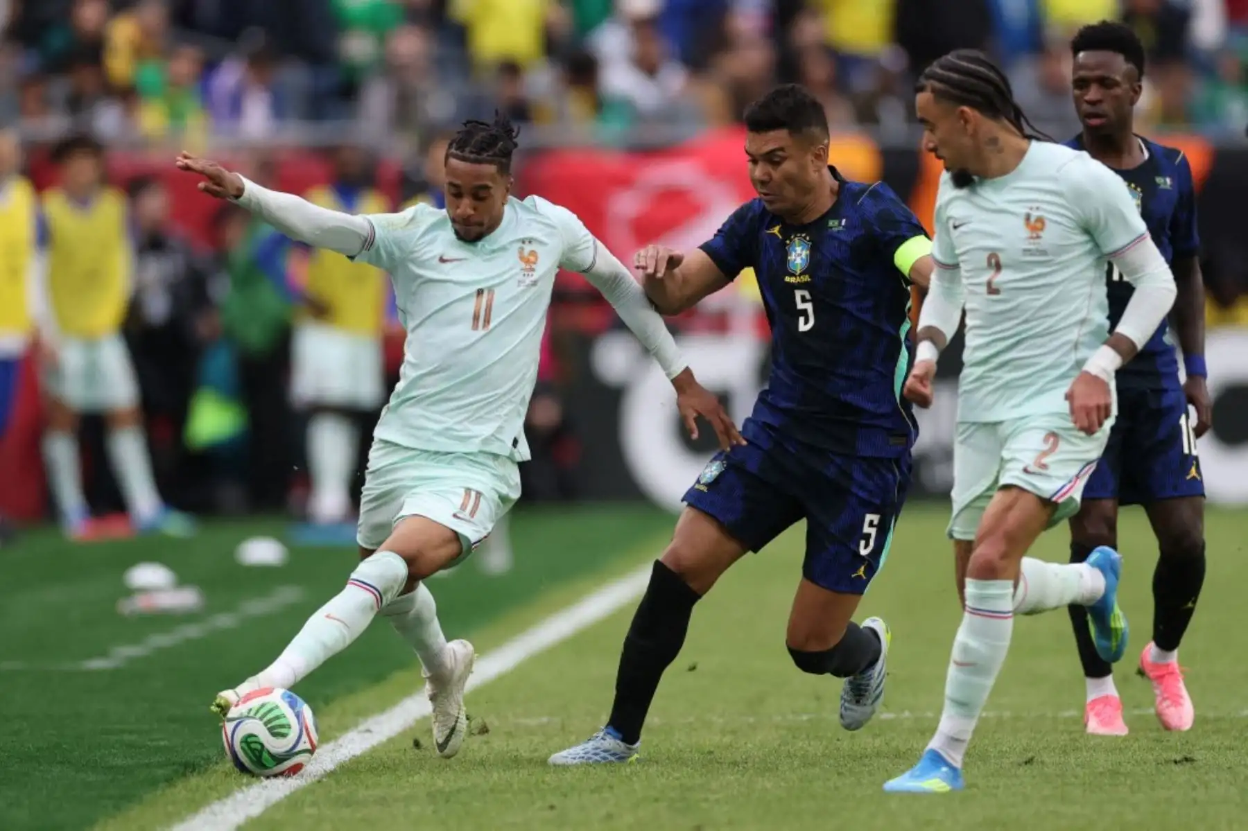El equipo brasileño jugó con un hombre más tras la expulsión del defensor Dayot Upamecano en el minuto 55 del encuentro. Foto: ANDINA/AFP.