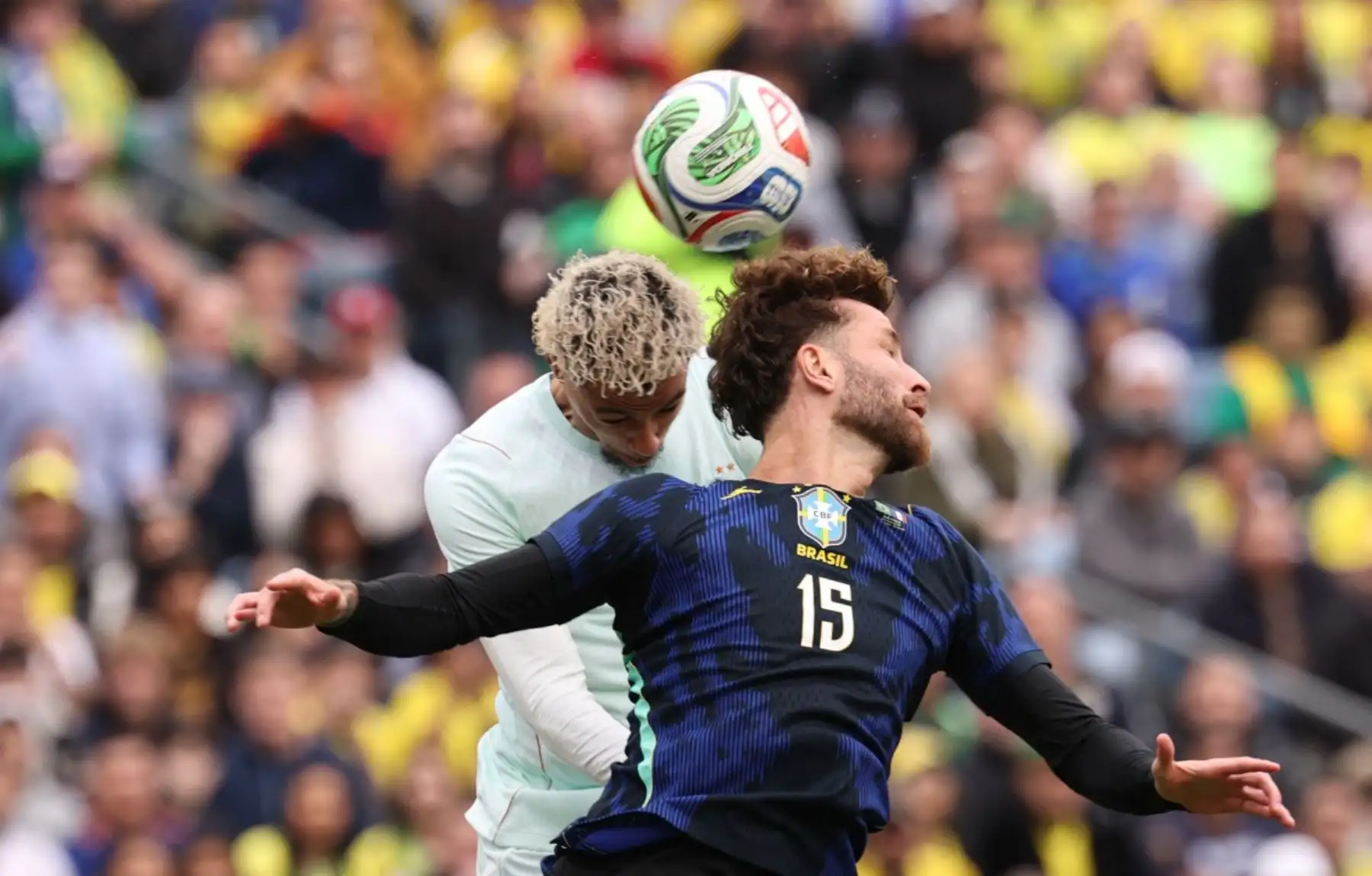Brasil logró descontar mediante Bremer en la segunda mitad, aunque no fue suficiente para revertir el resultado adverso. Foto: ANDINA/AFP.