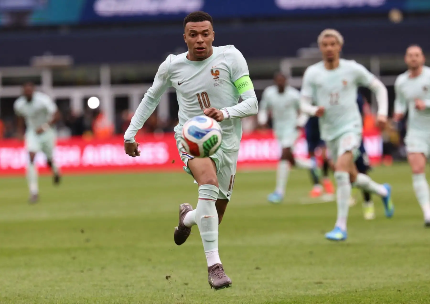 A pesar de la ventaja numérica, Brasil no logró igualar el marcador frente a una sólida defensa del equipo francés. Foto: ANDINA/AFP.