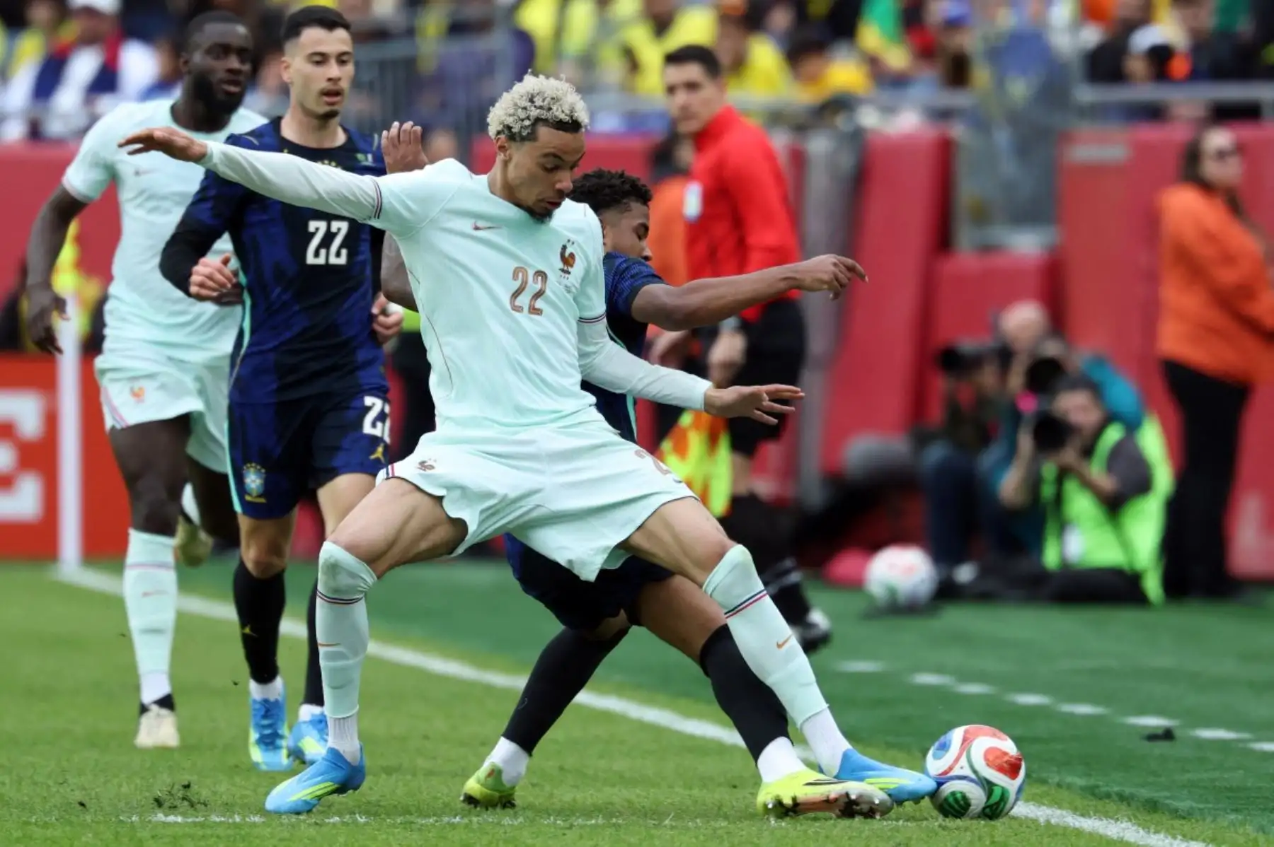Jugadores de ambas selecciones disputaron intensamente el balón durante el amistoso internacional que reunió a dos potencias del fútbol mundial. Foto: ANDINA/AFP.