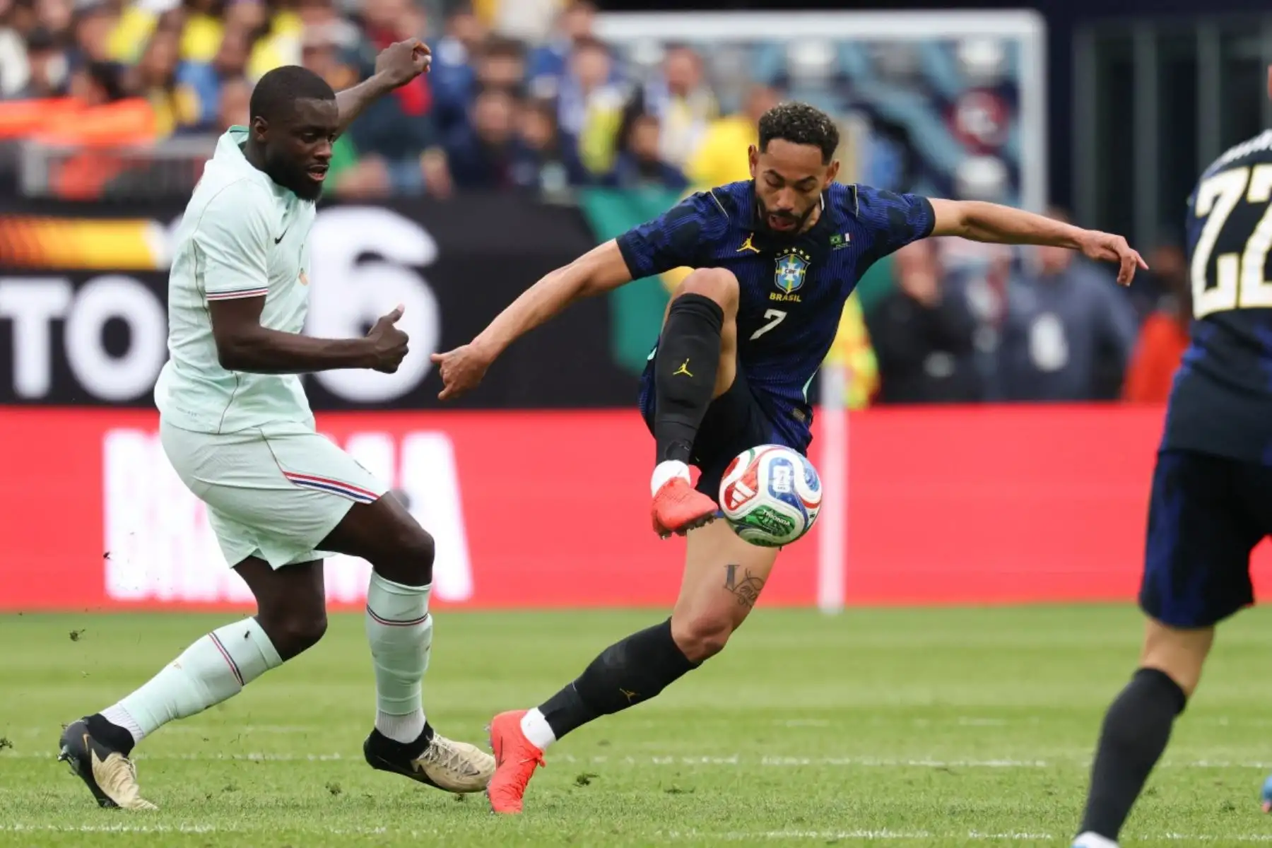 Hugo Ekitike amplió la ventaja para Francia en el segundo tiempo, consolidando el dominio del conjunto europeo frente a Brasil. Foto: ANDINA/AFP.