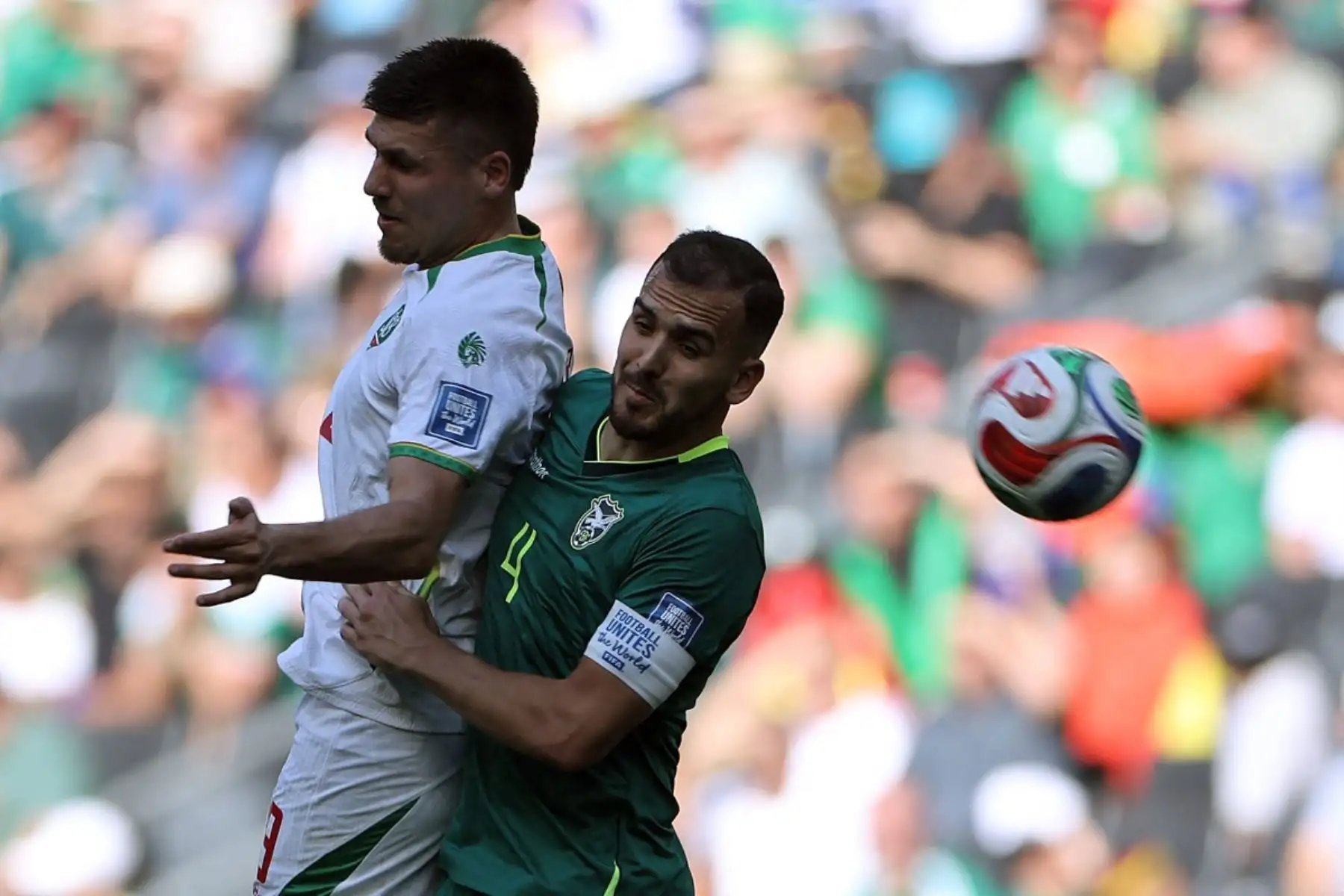 La selección de Bolivia venció 2-1 a Surinam en el repechaje intercontinental rumbo al Mundial 2026, en un duelo correspondiente a las semifinales del minitorneo clasificatorio disputado en Monterrey. Con este resultado, el conjunto altiplánico avanzó a la final de su llave, donde enfrentará a Irak por uno de los cupos disponibles a la Copa del Mundo, en partido único decisivo. Foto: AFP