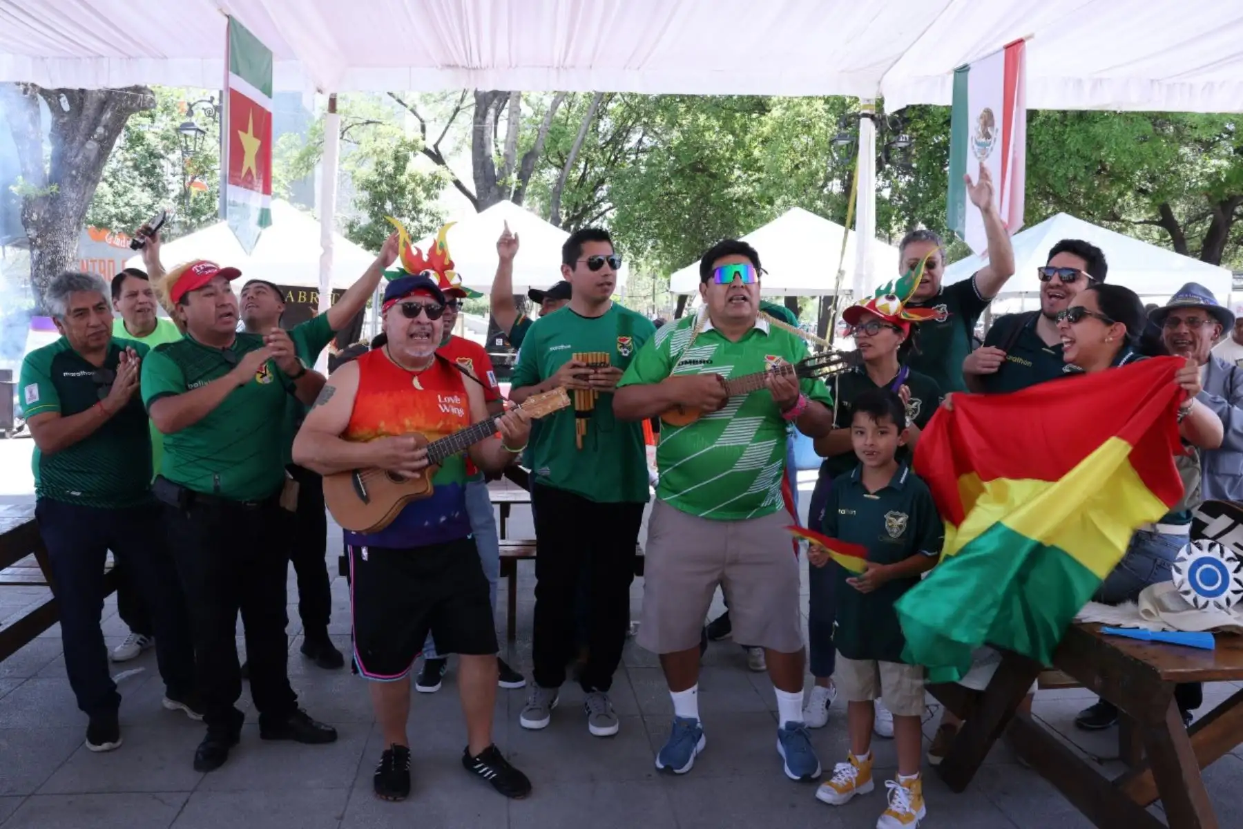 La selección de Bolivia venció 2-1 a Surinam en el repechaje intercontinental rumbo al Mundial 2026, en un duelo correspondiente a las semifinales del minitorneo clasificatorio disputado en Monterrey. Con este resultado, el conjunto altiplánico avanzó a la final de su llave, donde enfrentará a Irak por uno de los cupos disponibles a la Copa del Mundo, en partido único decisivo. Foto: AFP