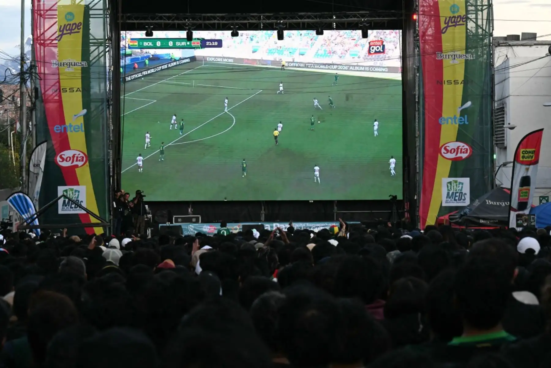 La selección de Bolivia venció 2-1 a Surinam en el repechaje intercontinental rumbo al Mundial 2026, en un duelo correspondiente a las semifinales del minitorneo clasificatorio disputado en Monterrey. Con este resultado, el conjunto altiplánico avanzó a la final de su llave, donde enfrentará a Irak por uno de los cupos disponibles a la Copa del Mundo, en partido único decisivo. Foto: AFP