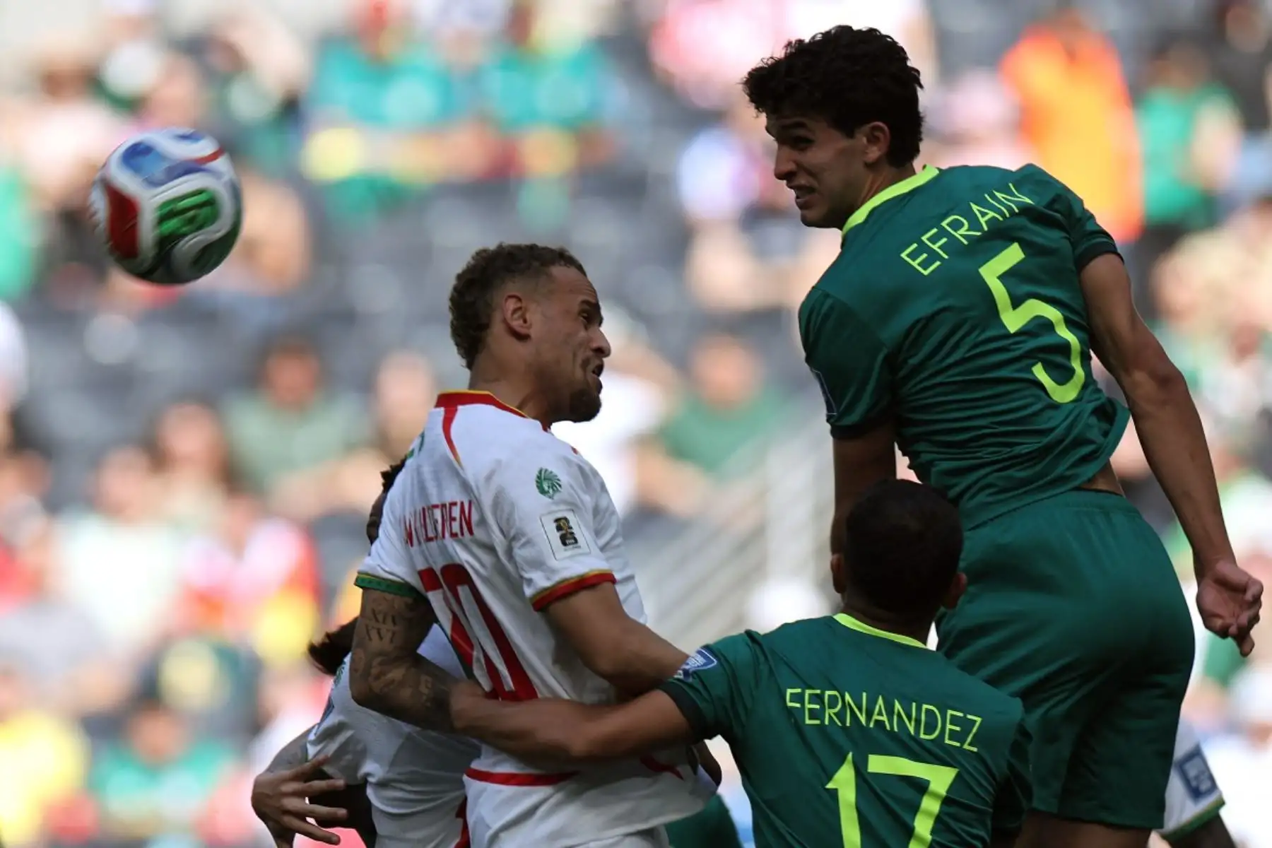 La selección de Bolivia venció 2-1 a Surinam en el repechaje intercontinental rumbo al Mundial 2026, en un duelo correspondiente a las semifinales del minitorneo clasificatorio disputado en Monterrey. Con este resultado, el conjunto altiplánico avanzó a la final de su llave, donde enfrentará a Irak por uno de los cupos disponibles a la Copa del Mundo, en partido único decisivo. Foto: AFP