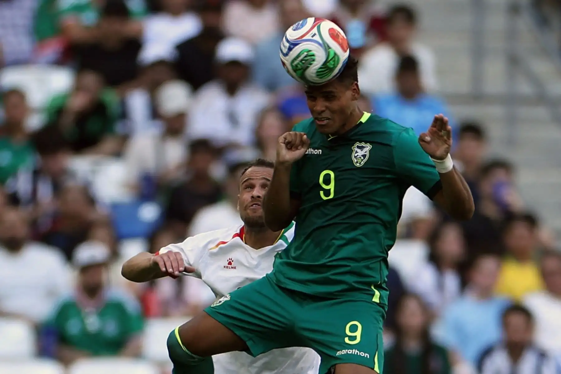 La selección de Bolivia venció 2-1 a Surinam en el repechaje intercontinental rumbo al Mundial 2026, en un duelo correspondiente a las semifinales del minitorneo clasificatorio disputado en Monterrey. Con este resultado, el conjunto altiplánico avanzó a la final de su llave, donde enfrentará a Irak por uno de los cupos disponibles a la Copa del Mundo, en partido único decisivo. Foto: AFP