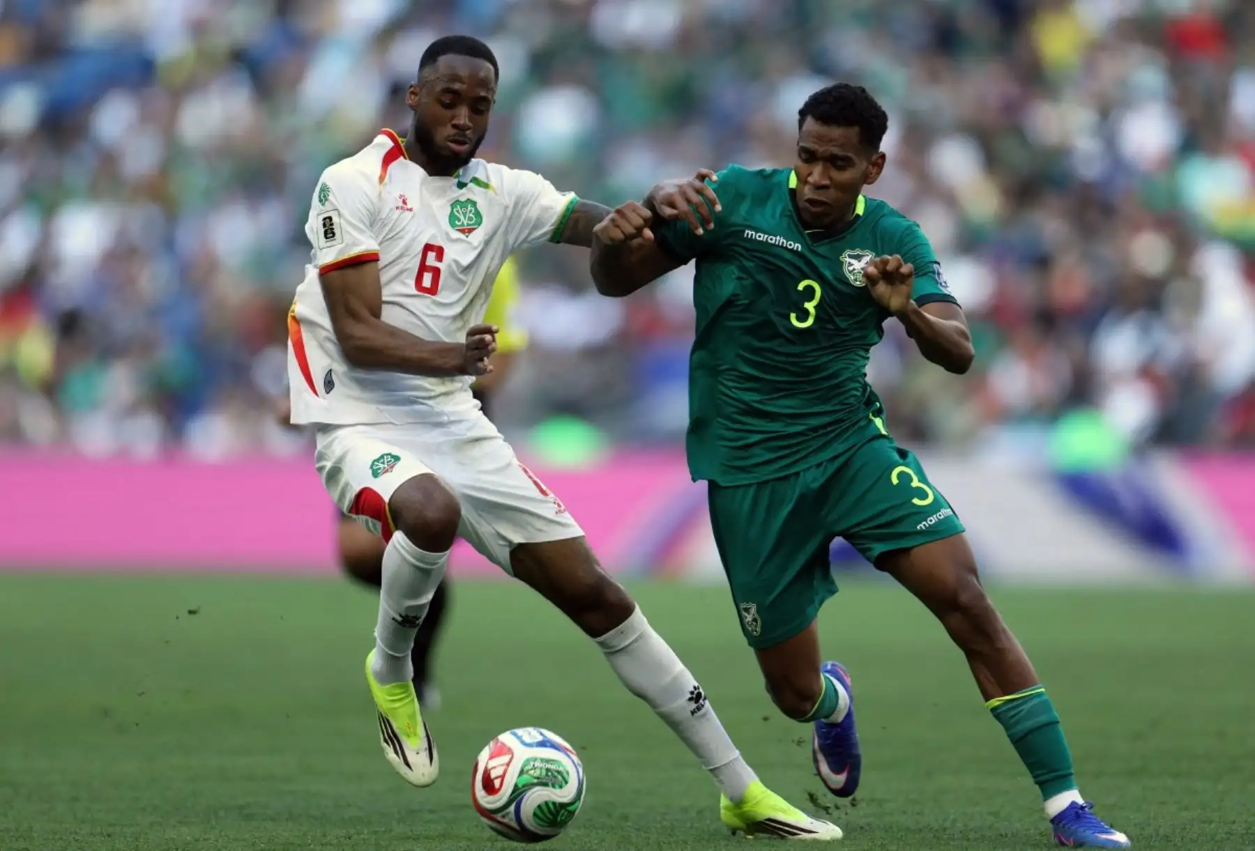 La selección de Bolivia venció 2-1 a Surinam en el repechaje intercontinental rumbo al Mundial 2026, en un duelo correspondiente a las semifinales del minitorneo clasificatorio disputado en Monterrey. Con este resultado, el conjunto altiplánico avanzó a la final de su llave, donde enfrentará a Irak por uno de los cupos disponibles a la Copa del Mundo, en partido único decisivo. Foto: AFP