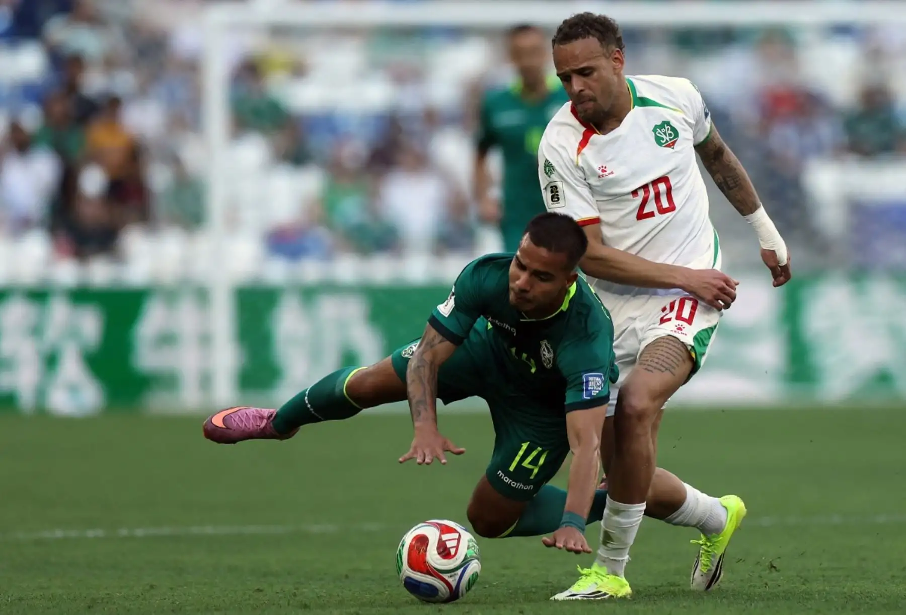 La selección de Bolivia venció 2-1 a Surinam en el repechaje intercontinental rumbo al Mundial 2026, en un duelo correspondiente a las semifinales del minitorneo clasificatorio disputado en Monterrey. Con este resultado, el conjunto altiplánico avanzó a la final de su llave, donde enfrentará a Irak por uno de los cupos disponibles a la Copa del Mundo, en partido único decisivo. Foto: AFP