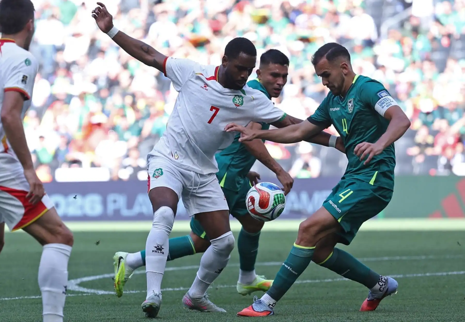 La selección de Bolivia venció 2-1 a Surinam en el repechaje intercontinental rumbo al Mundial 2026, en un duelo correspondiente a las semifinales del minitorneo clasificatorio disputado en Monterrey. Con este resultado, el conjunto altiplánico avanzó a la final de su llave, donde enfrentará a Irak por uno de los cupos disponibles a la Copa del Mundo, en partido único decisivo. Foto: AFP