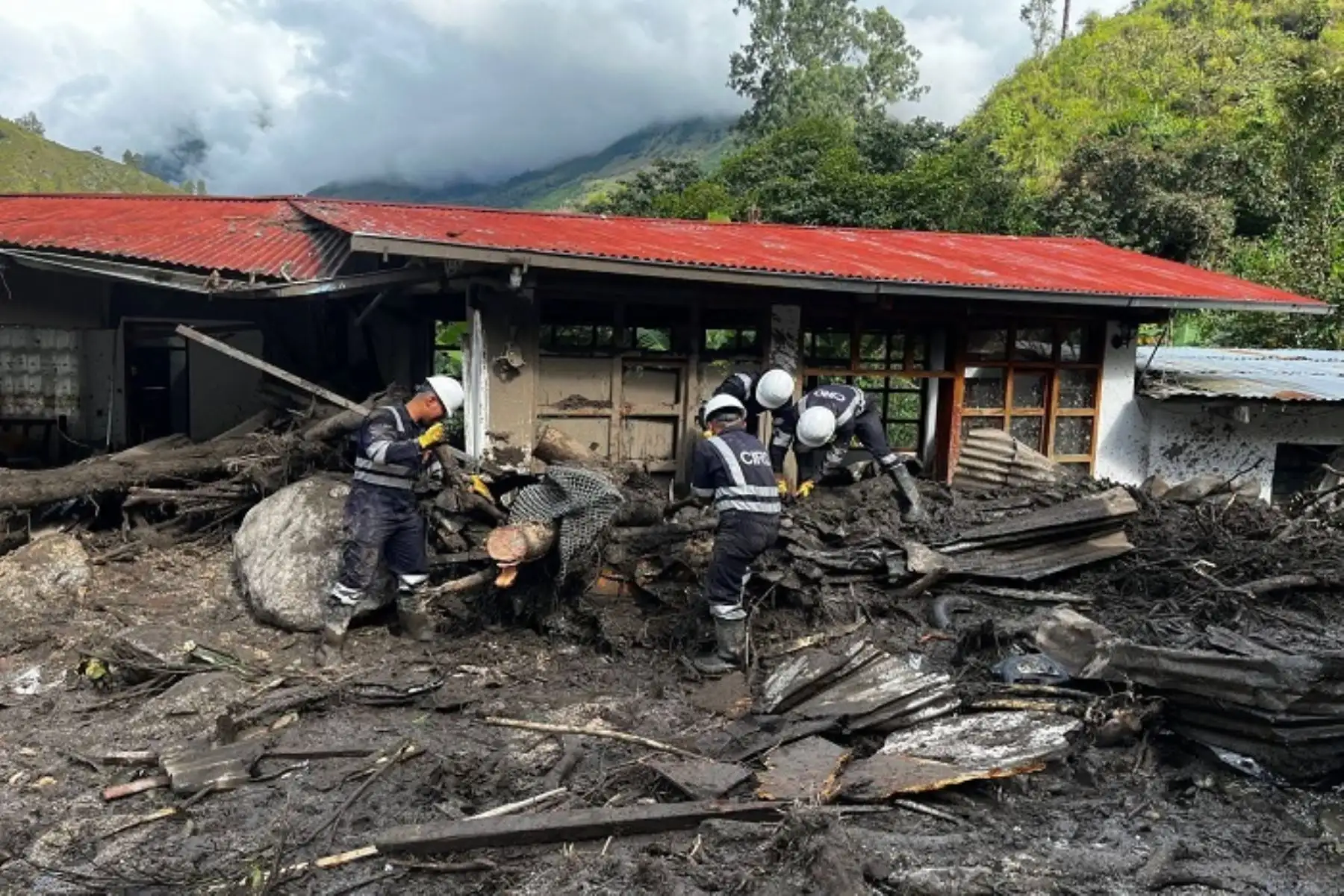 Batallón Contraterrorista sigue removiendo escombros y rehabilitando viviendas en Collpani